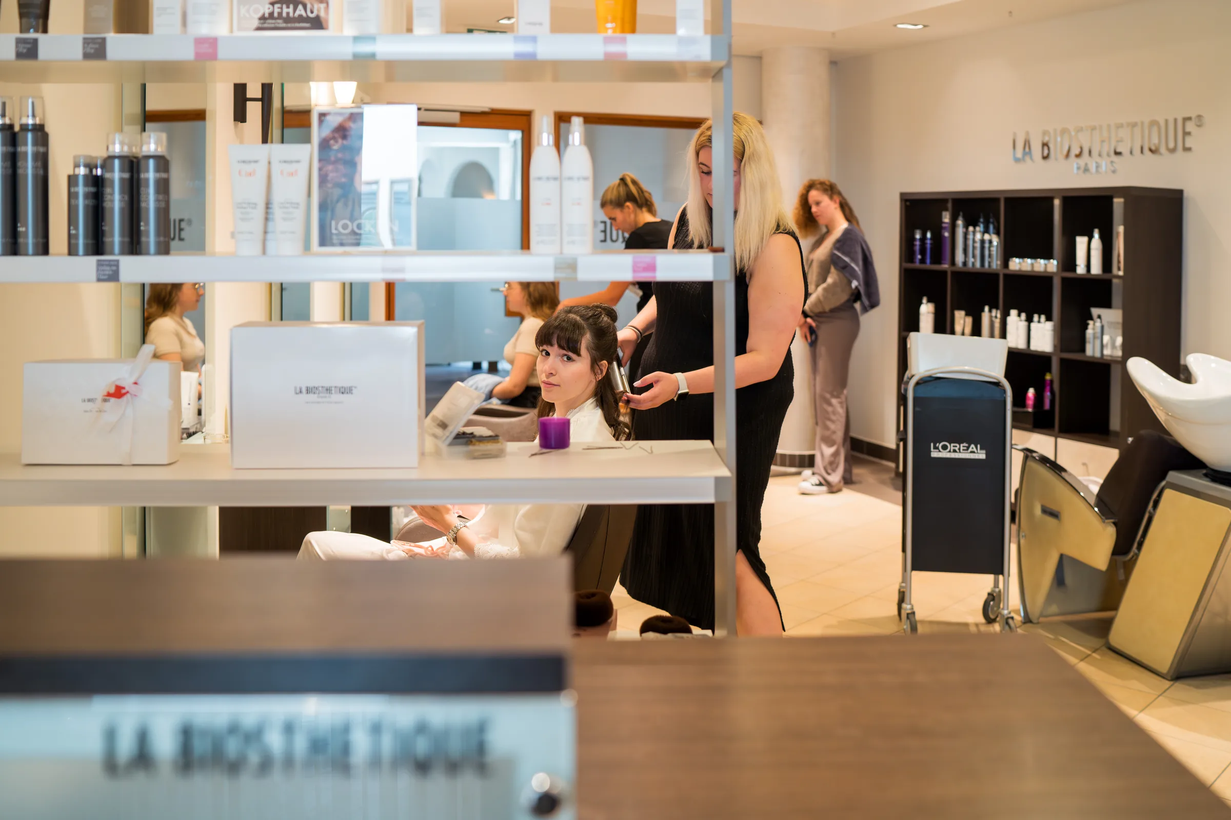 Vorbereitungen der Braut im Salon des A-ROSA Kitzbühel