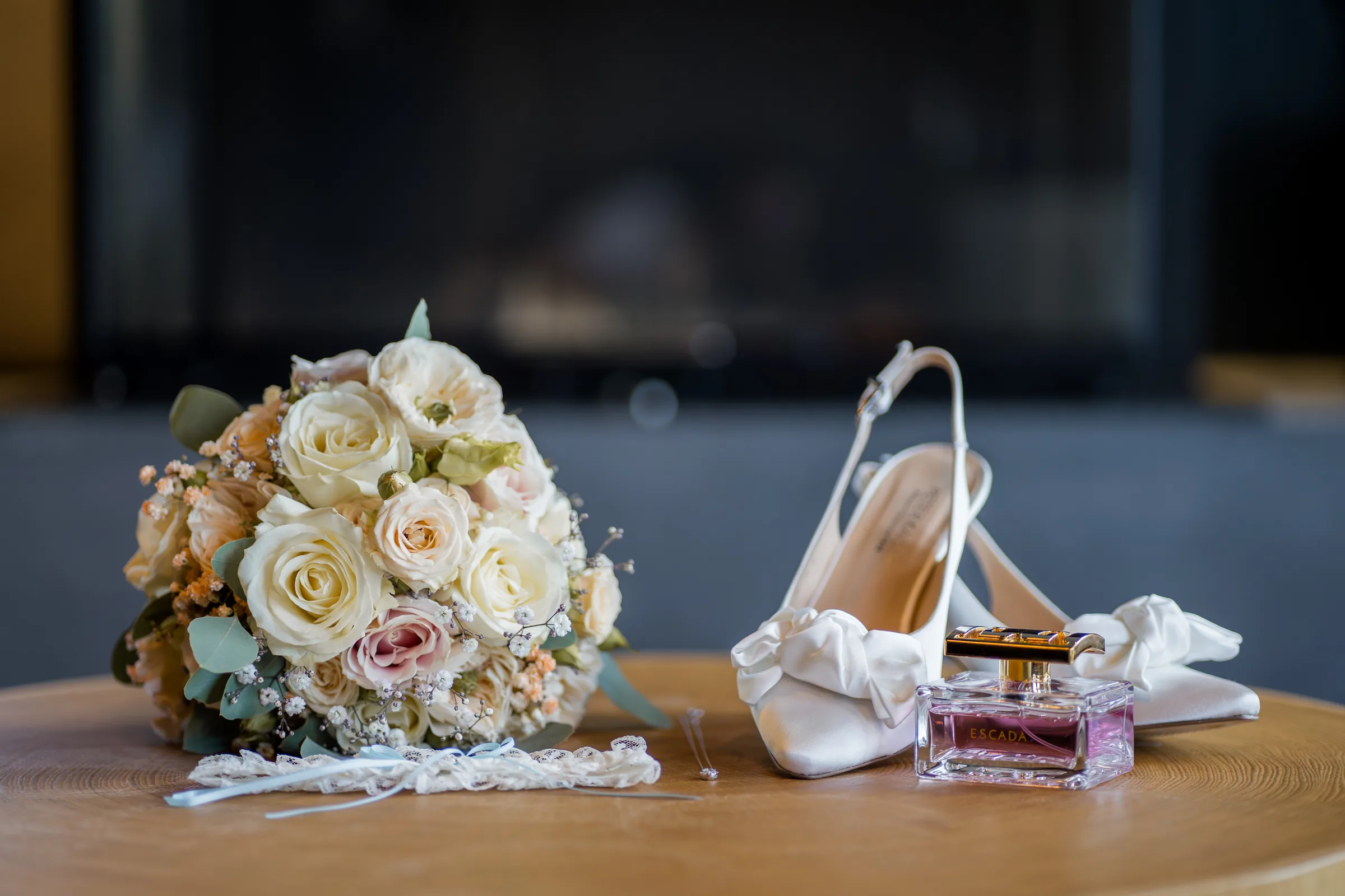 Brautstrauß, Brautschuhe und Parfum