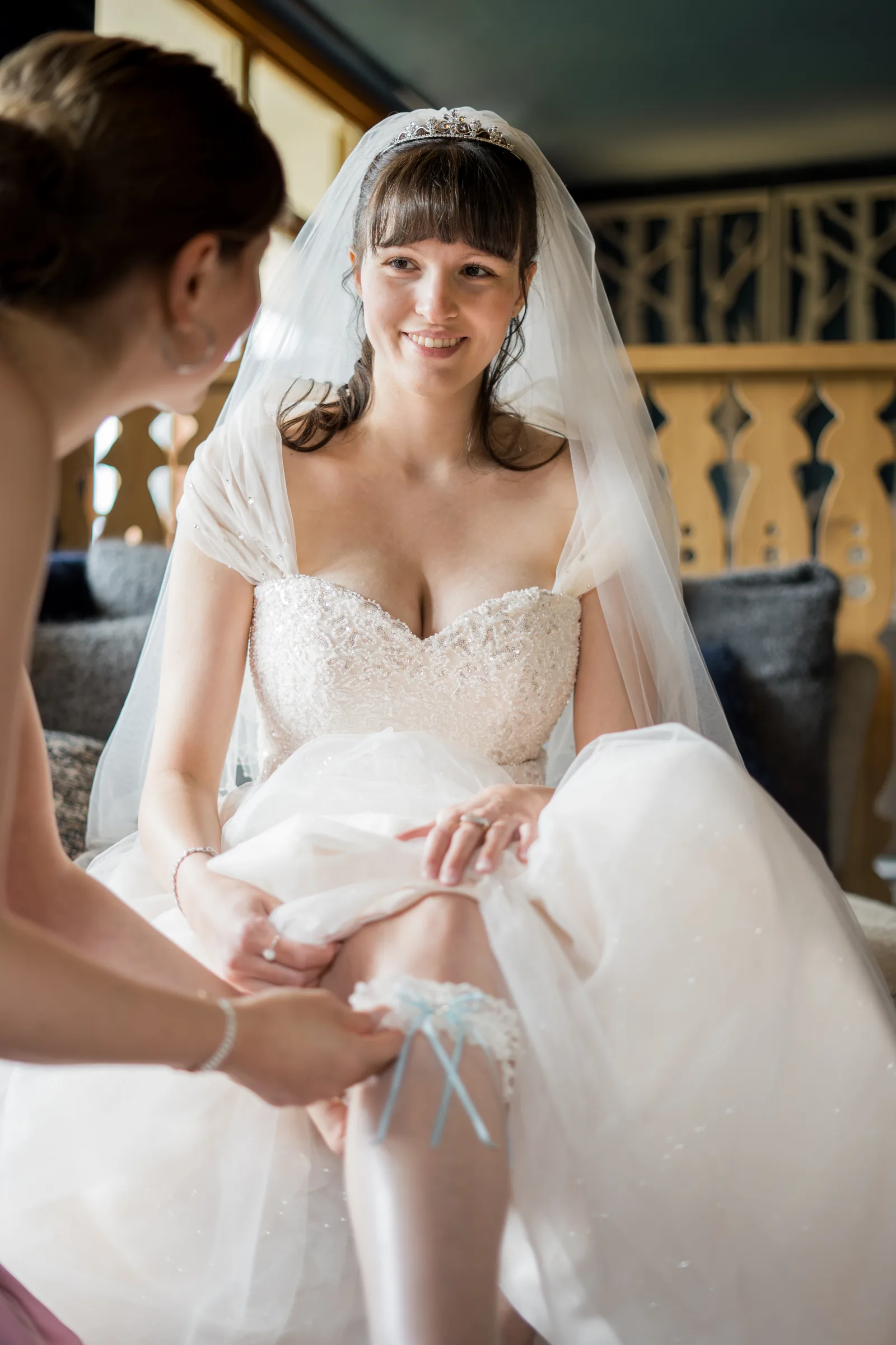 Braut beim Anziehen des Strumpfbandes