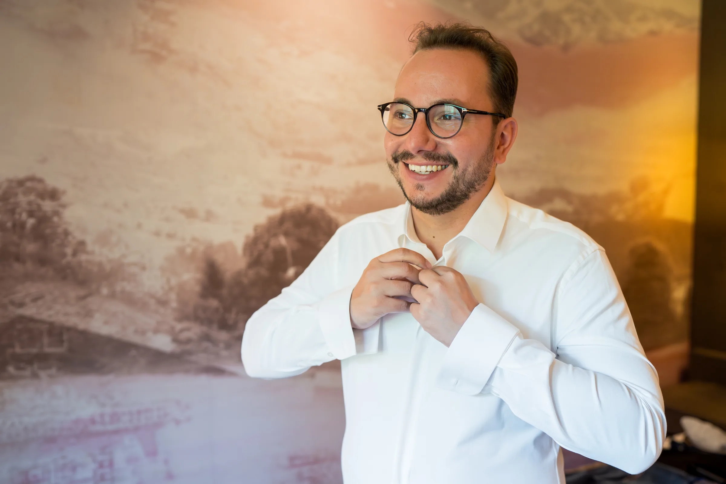 Bräutigam beim Schließen des Hemdkragens