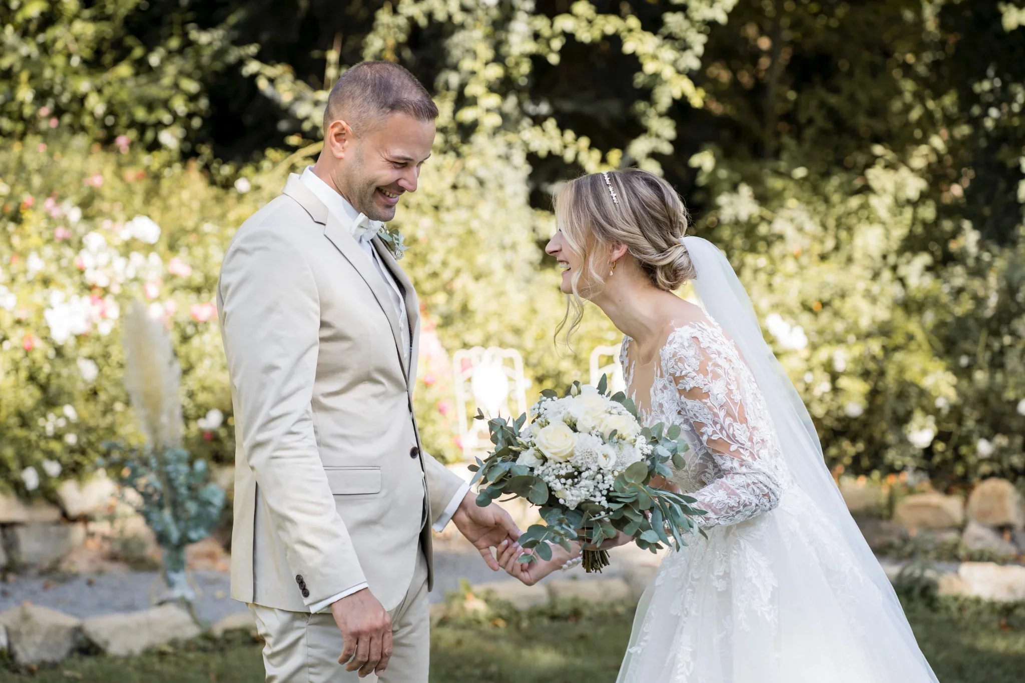 Marie und Nassim auf einer Schaukel im Garten der Eventmühle