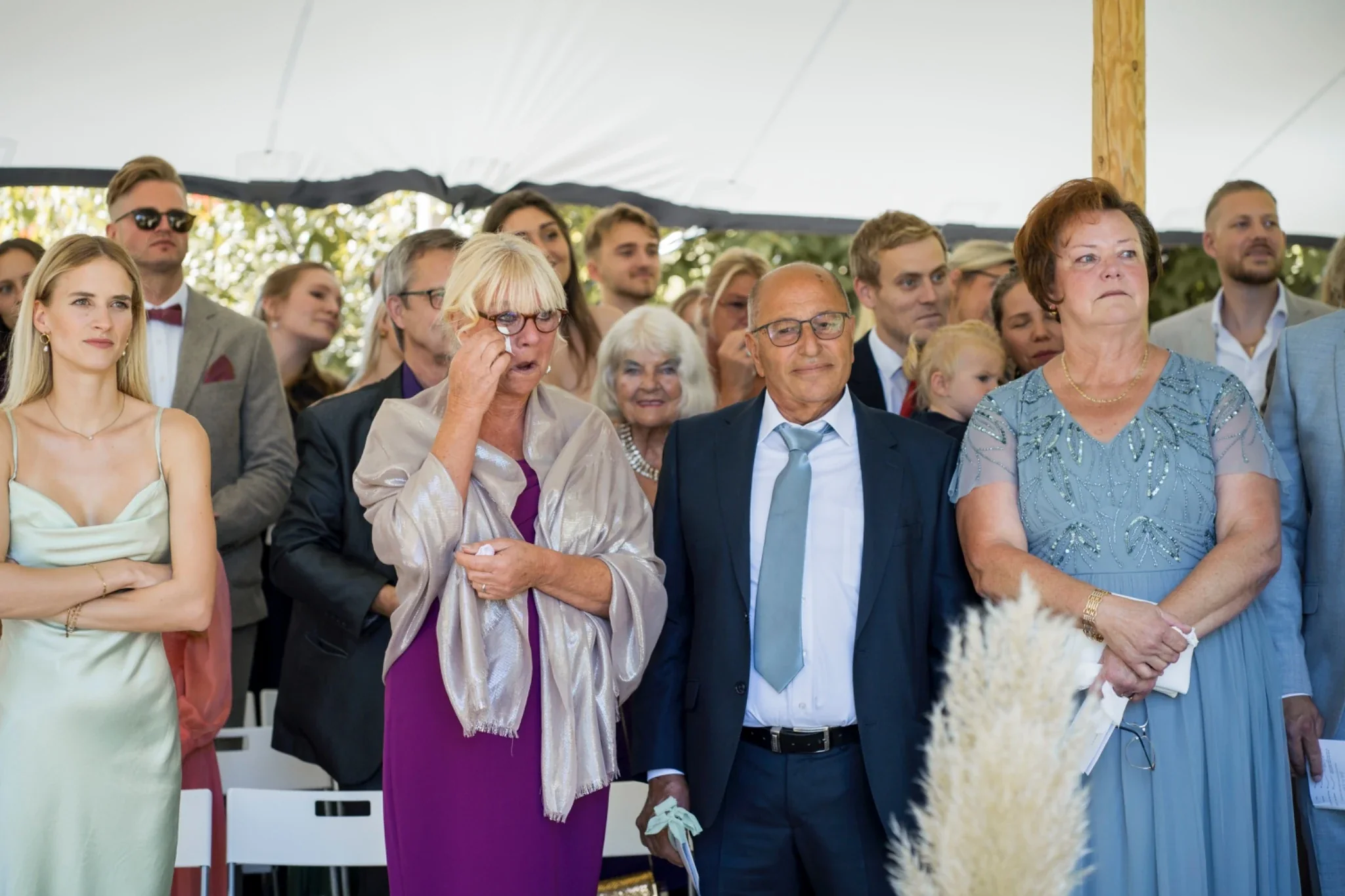 Rückansicht von Marie und Nassim beim Spaziergang durch den Garten