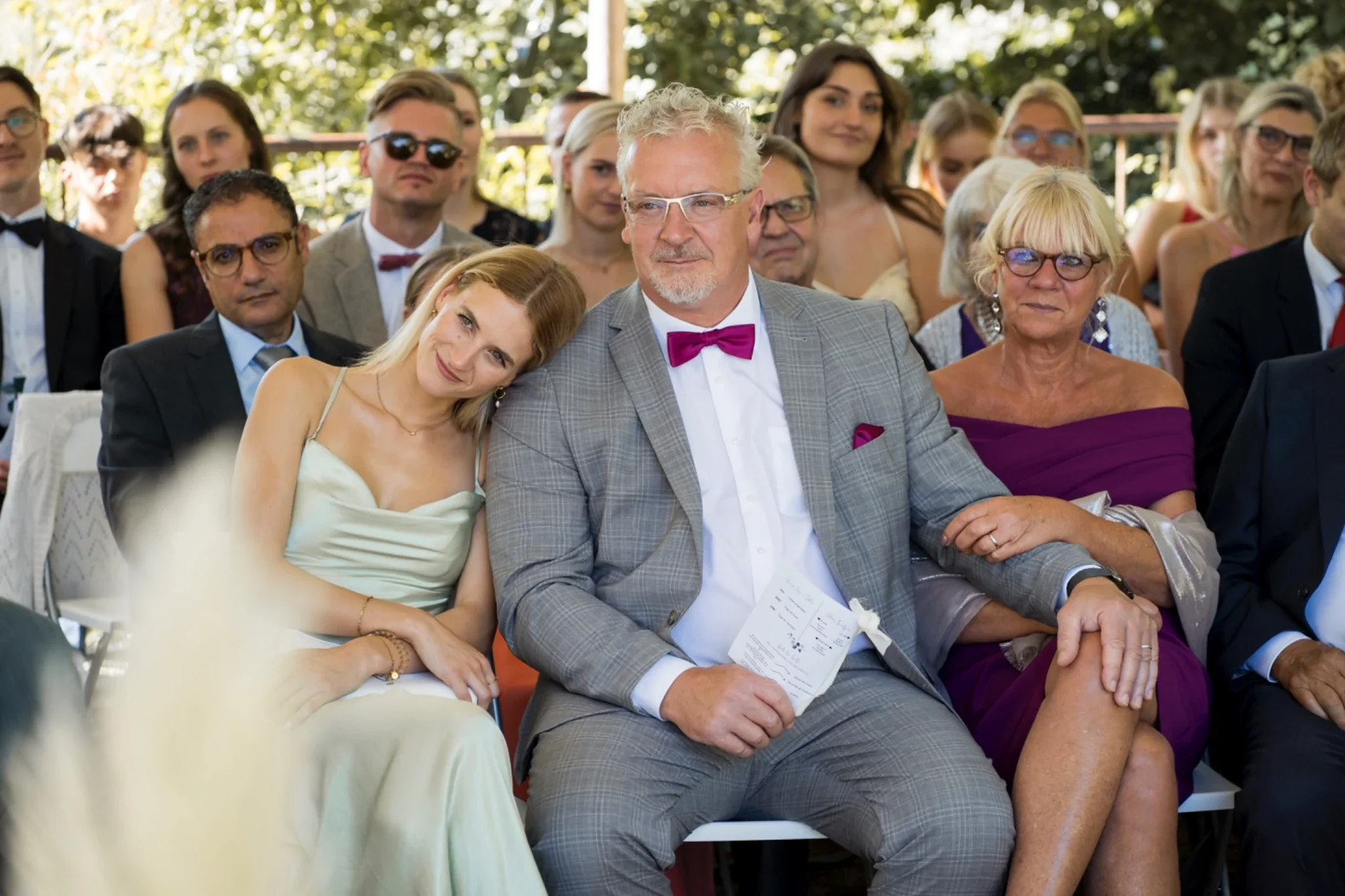 Emotionale Reaktion eines Gastes während der Trauung