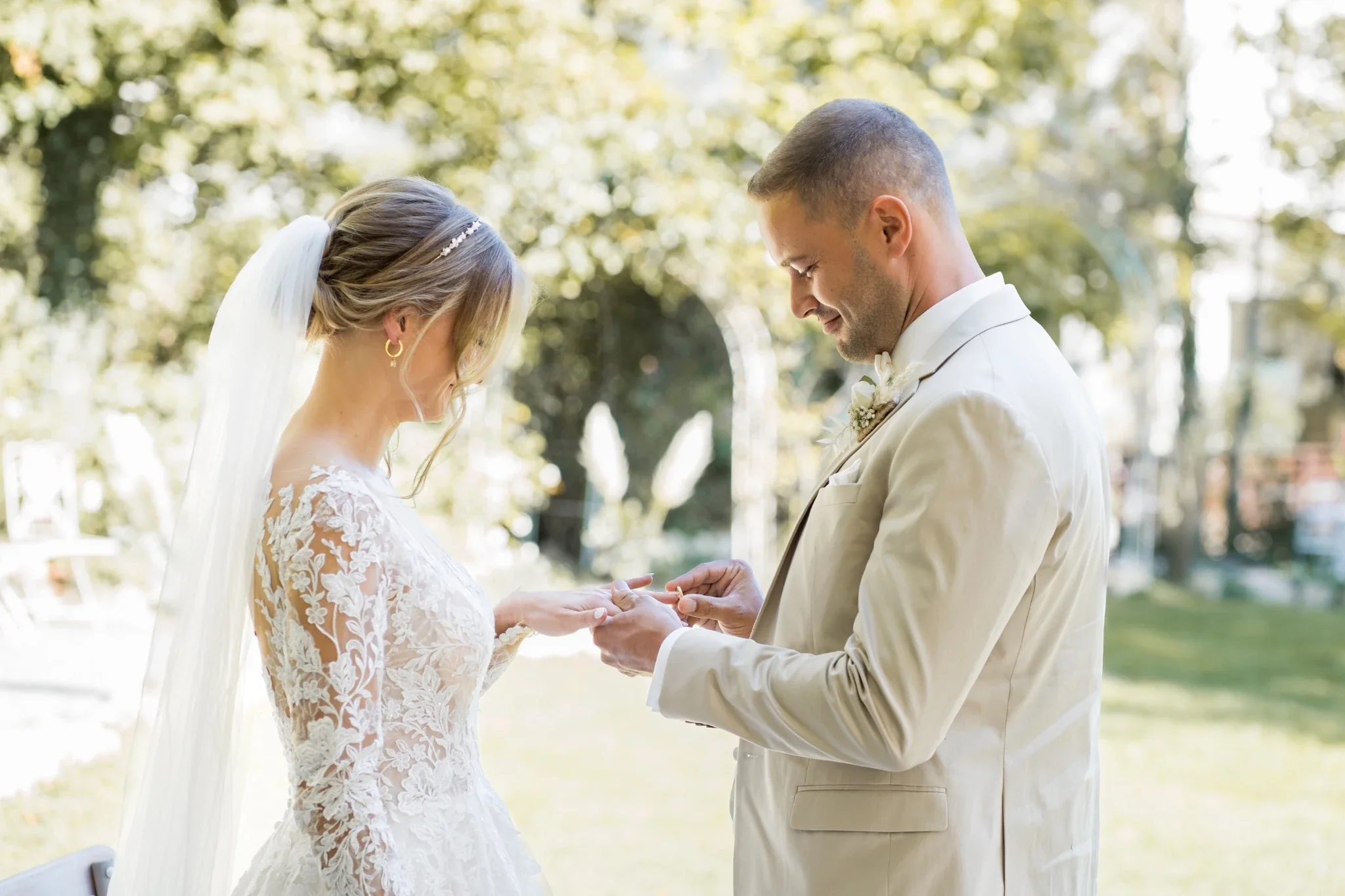 Der Hochzeitskuss von Marie und Nassim nach dem Ja-Wort