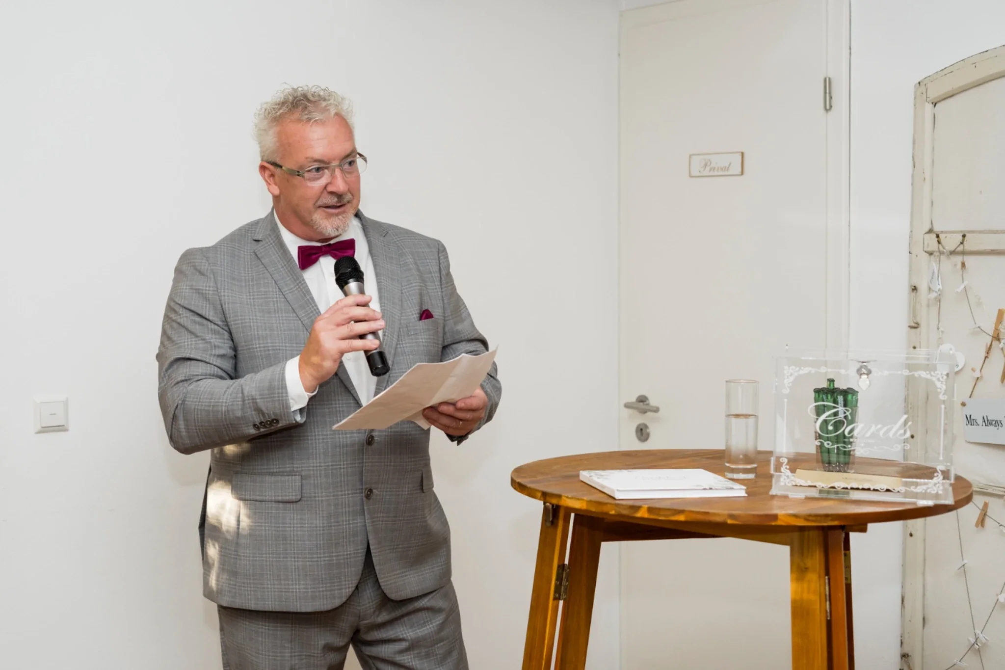 Marie und Nassim hören gemeinsam einer Hochzeitsrede zu