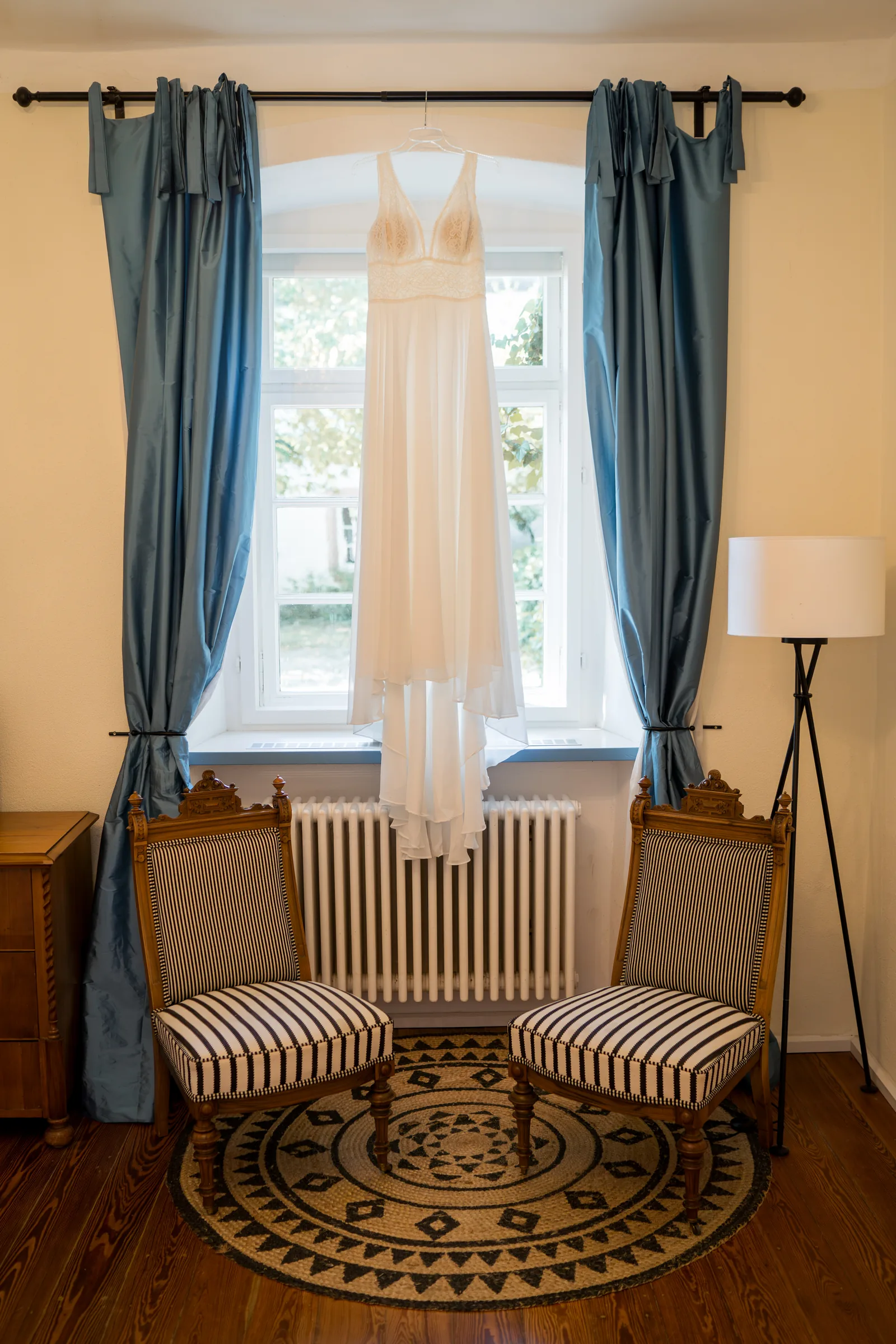 Brautkleid am Fenster vor der Hochzeit im Hofgut Habitzheim