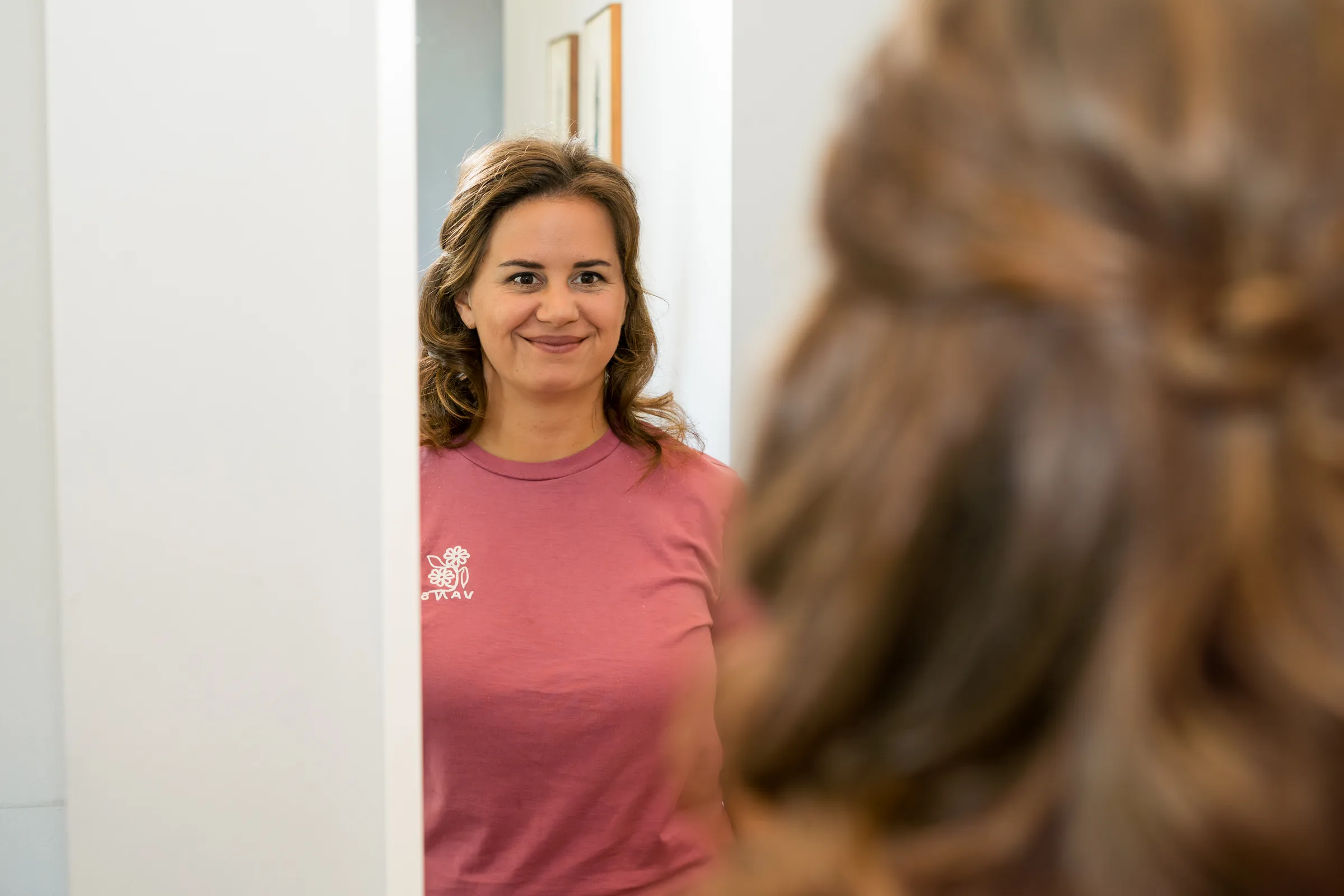 Aylien beim Getting Ready vor dem Spiegel im Hofgut Habitzheim