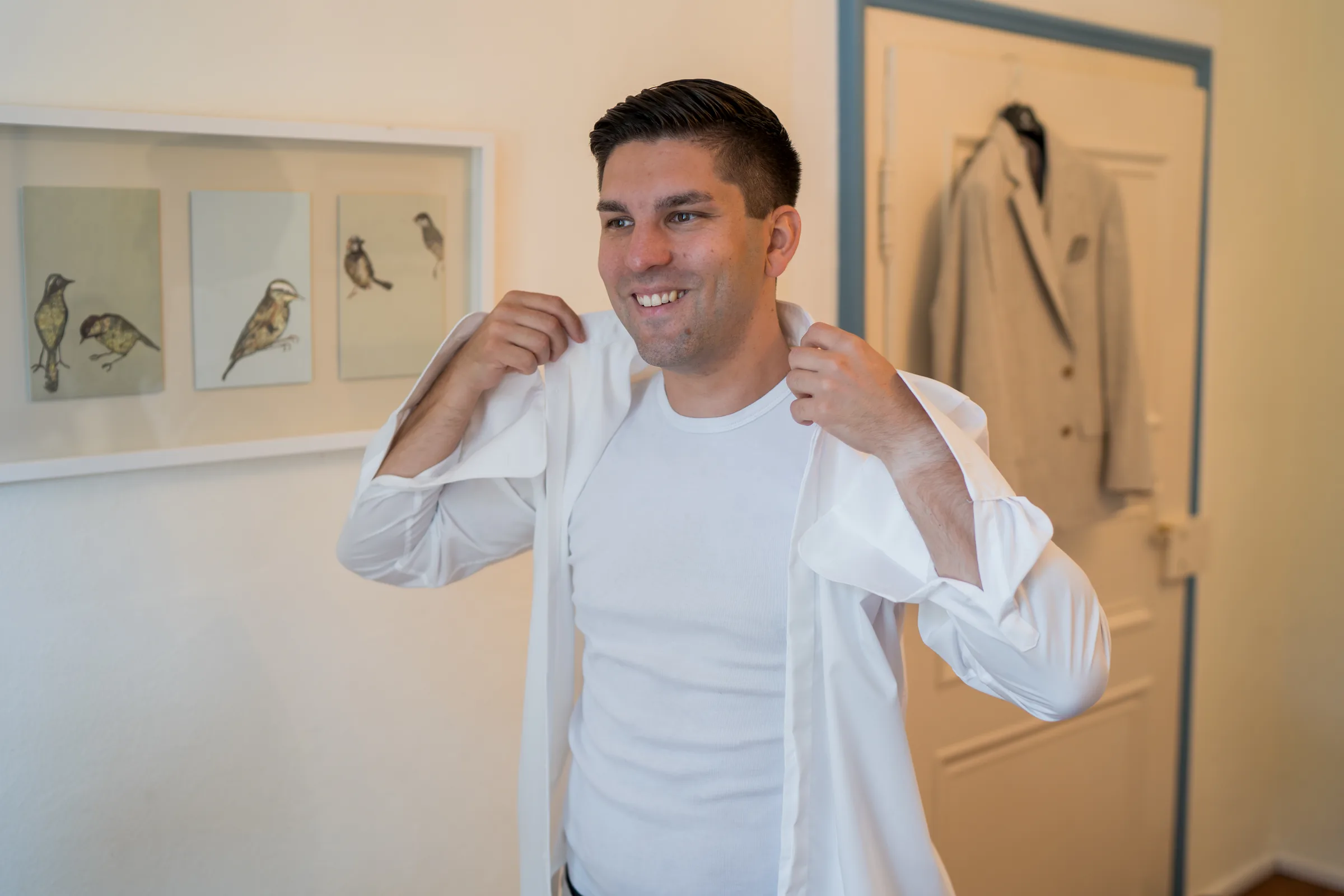 Lukas beim Getting Ready vor der Hochzeit im Hofgut Habitzheim