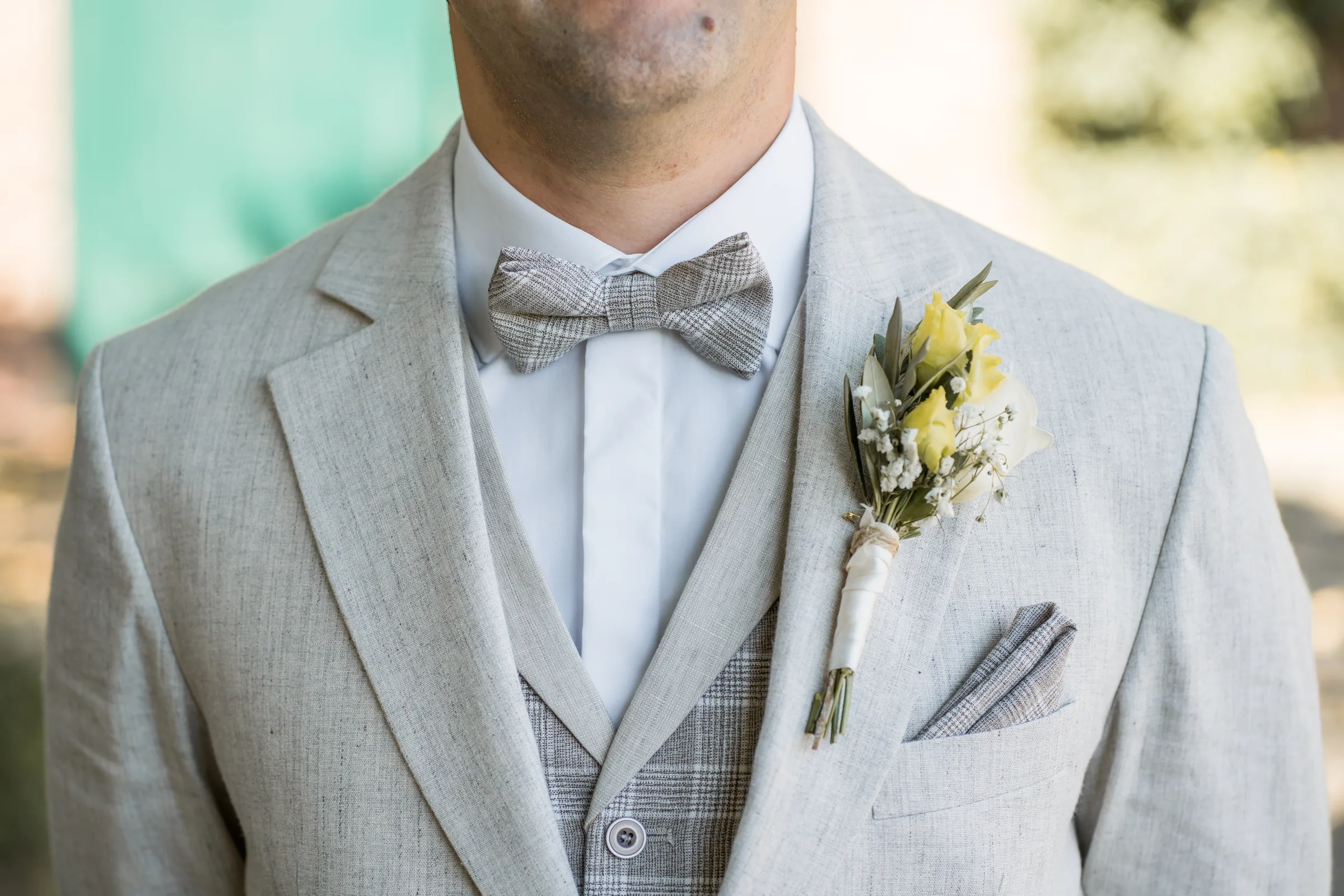 Detail des hellen Hochzeitsanzugs mit Anstecker bei der Hochzeit im Hofgut Habitzheim