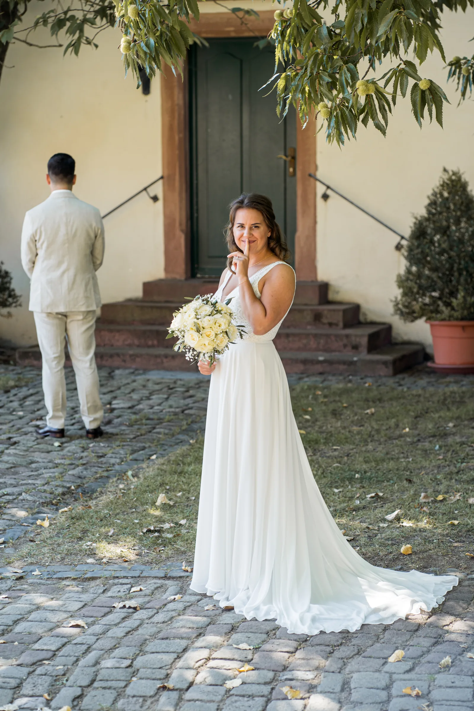 First Look von Aylien und Lukas im Innenhof des Hofgut Habitzheim
