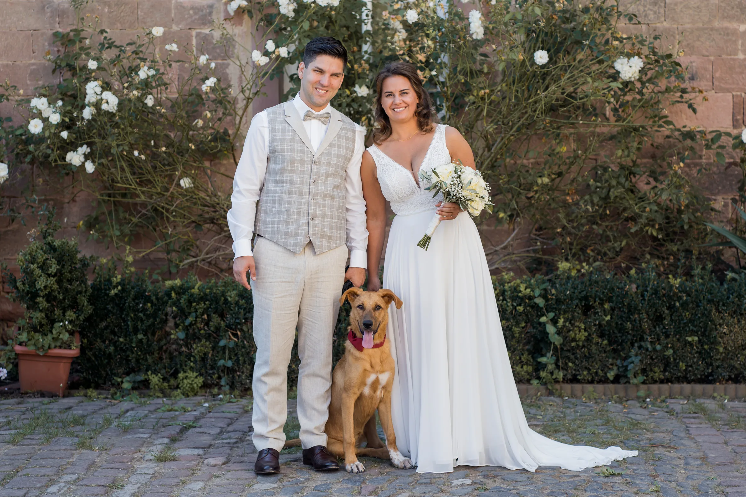 Aylien und Lukas mit ihrem Hund bei der Hochzeit im Hofgut Habitzheim