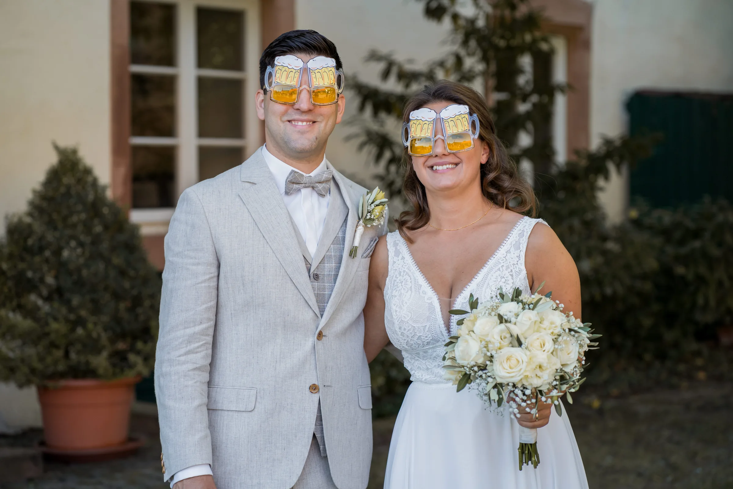 Aylien und Lukas mit lustigen Brillen nach der Hochzeit im Hofgut Habitzheim