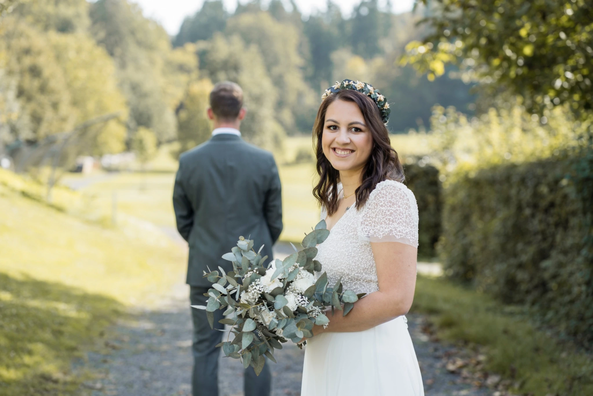 Sabrina und Tobias stehen sich beim First Look auf dem Feldweg gegenüber