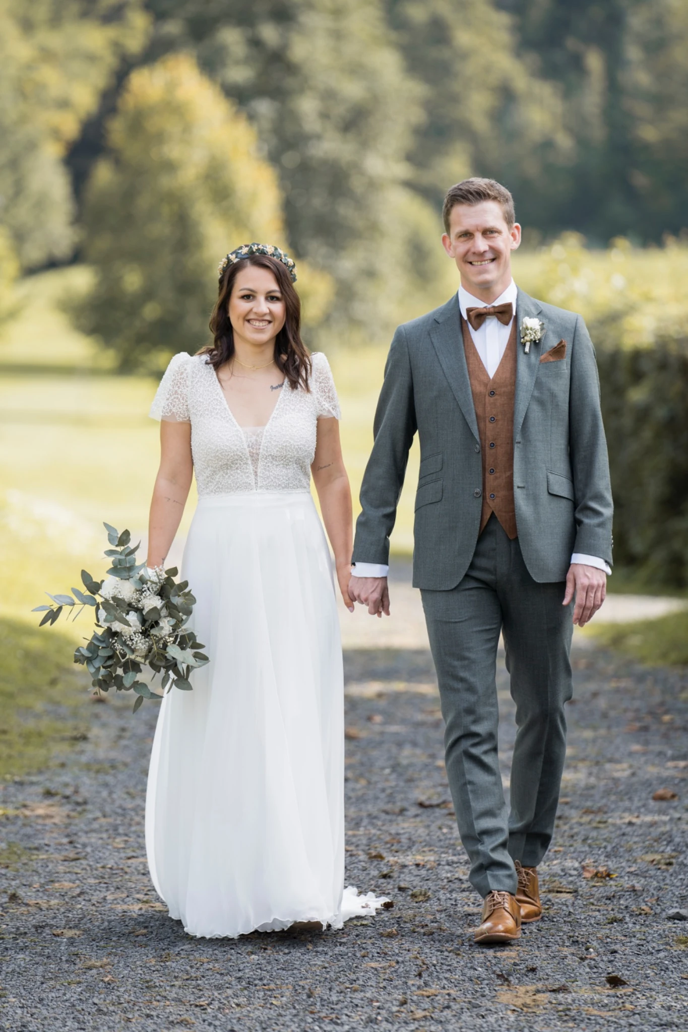 Sabrina und Tobias laufen eng nebeneinander auf dem Feldweg
