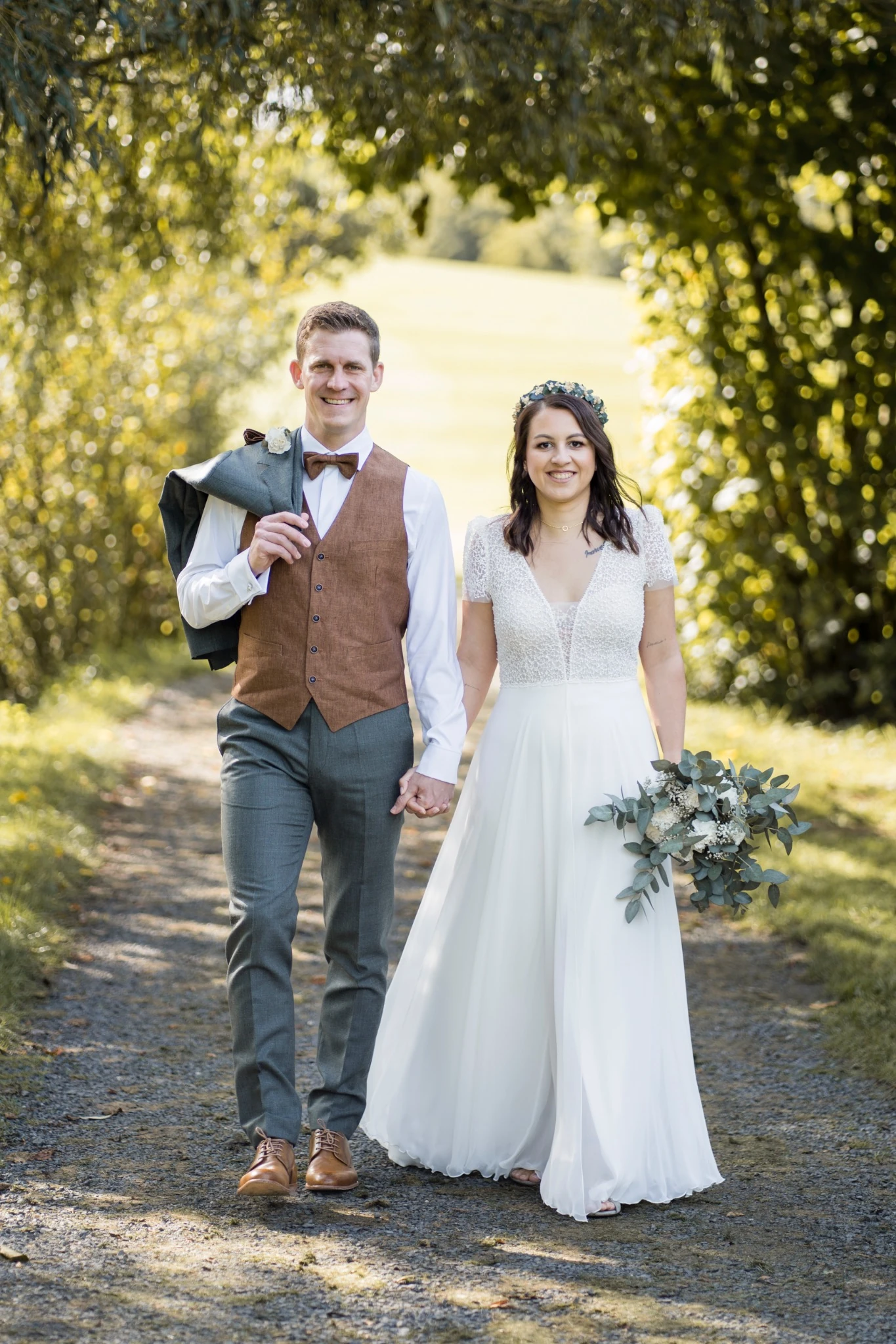 Sabrina und Tobias gehen lachend über den Feldweg beim Paarshooting