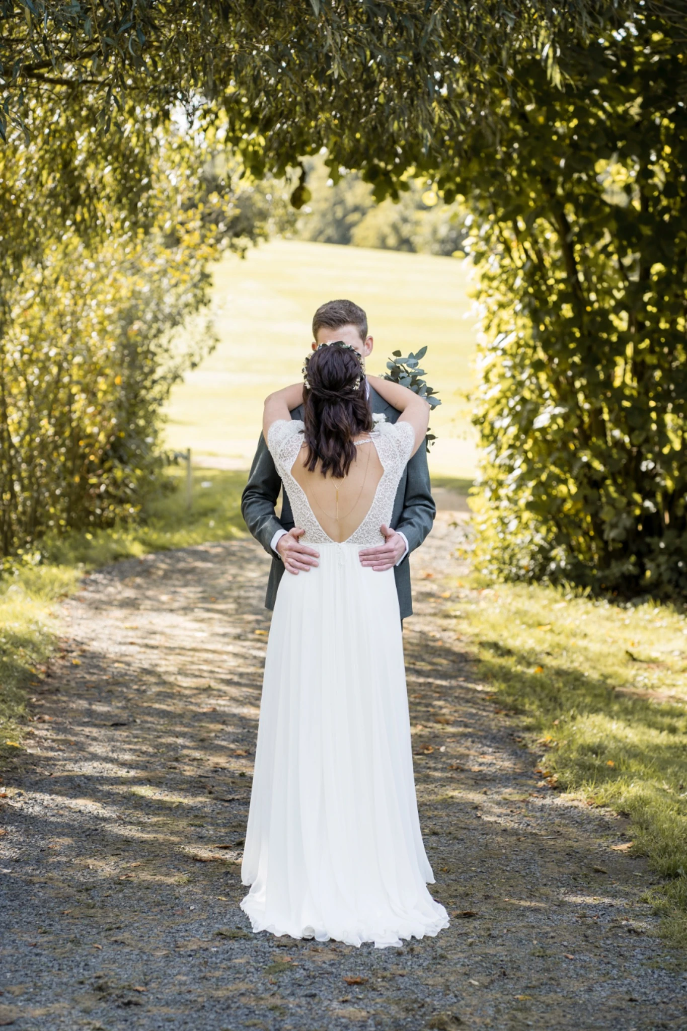 Zärtlicher Moment von Sabrina und Tobias unter Bäumen beim Paarshooting