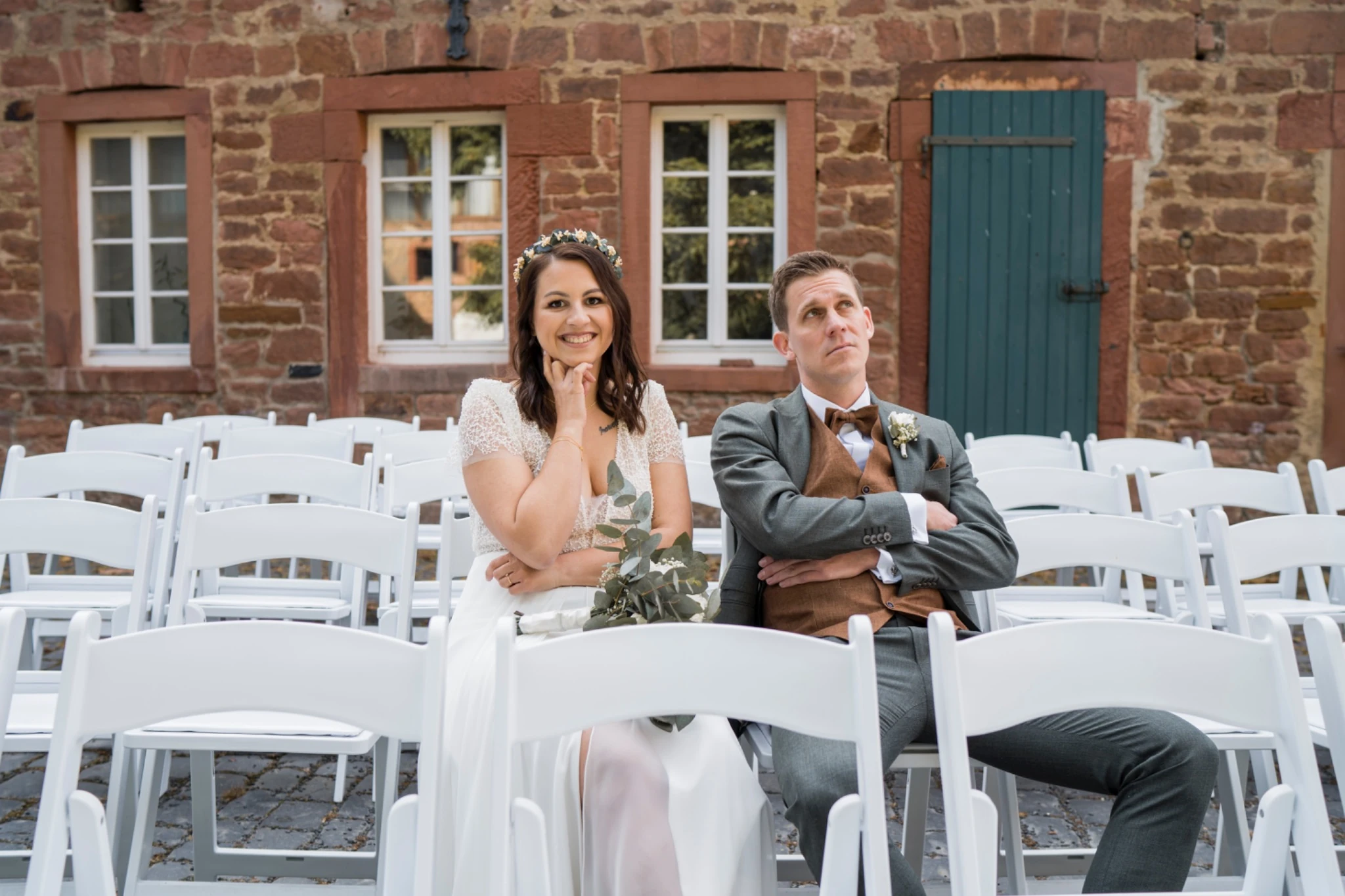 Sabrina und Tobias sitzen nebeneinander während der freien Trauung im Hühnerhof
