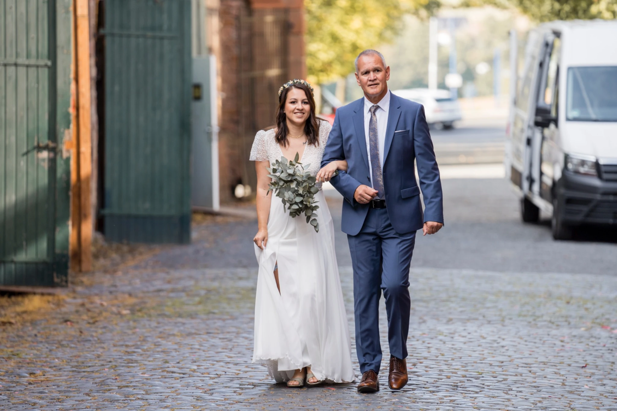Tobias geht mit seinem Vater über den Hof zur freien Trauung