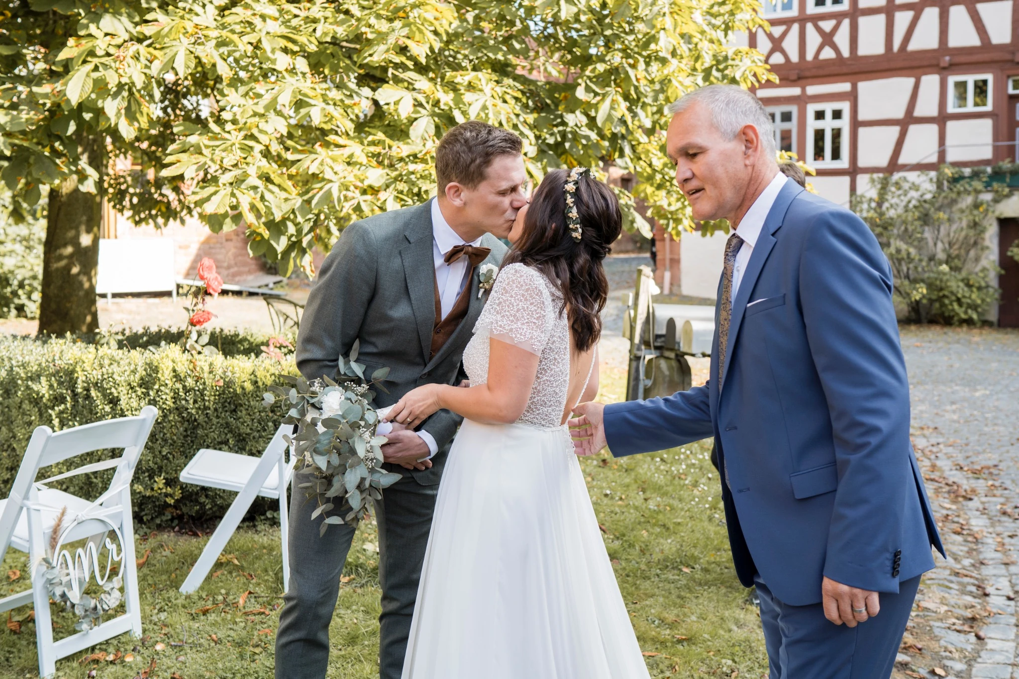 Emotionale Umarmung unter Familie und Freunden vor der Trauung