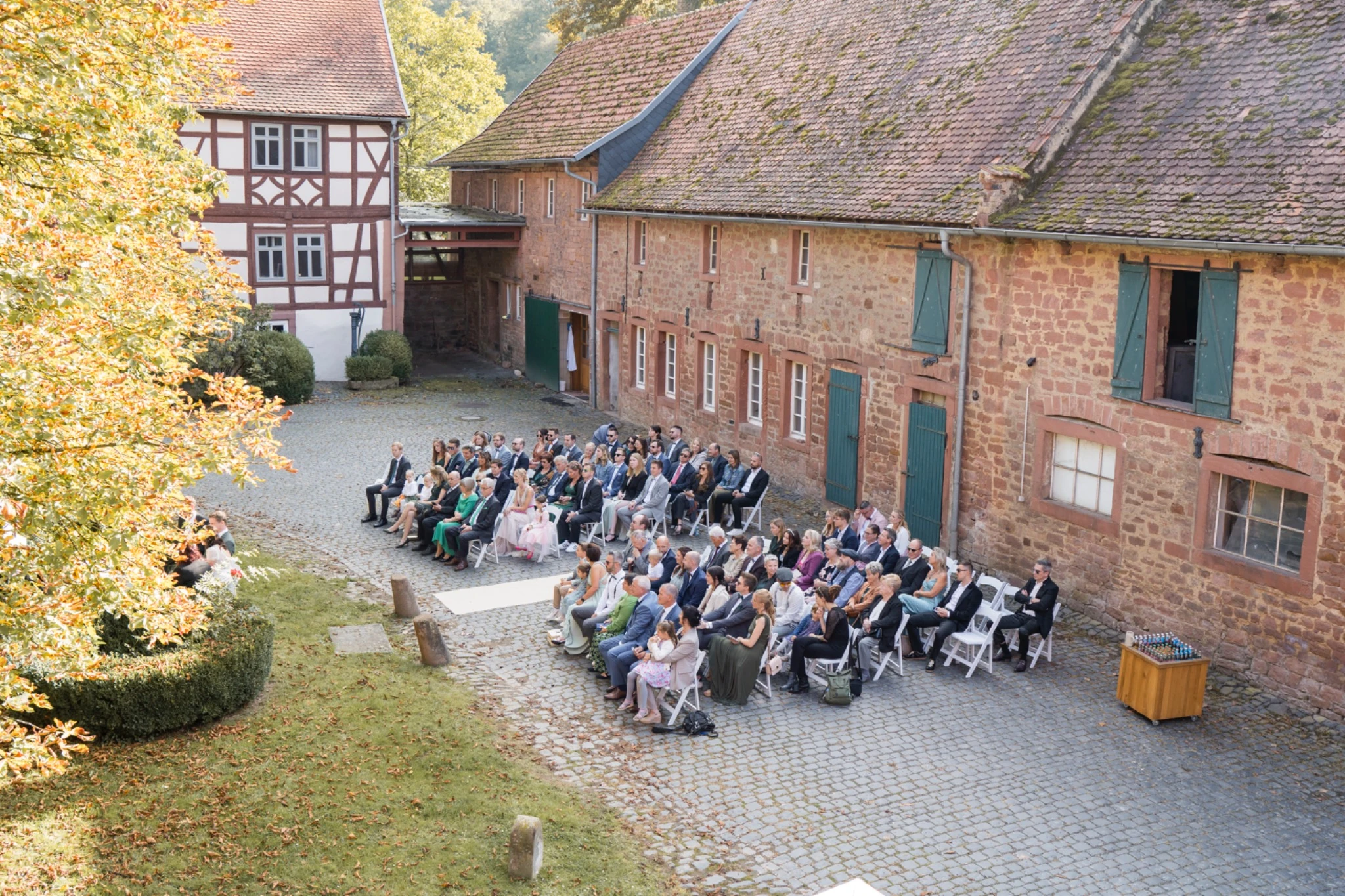 Tobias unterschreibt gemeinsam mit einem Trauzeugen im Hühnerhof