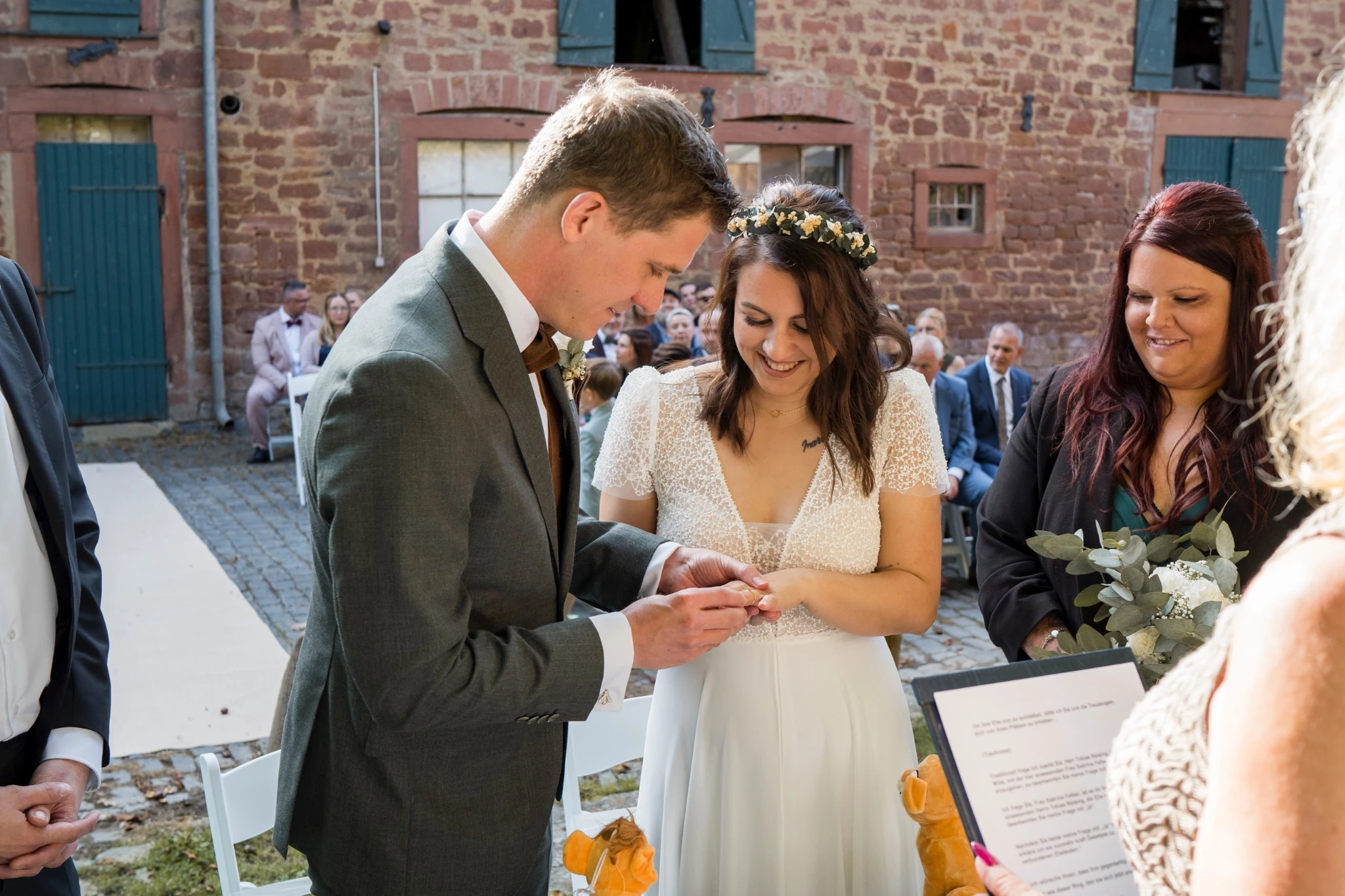 Sabrina und Tobias strecken jubelnd die Hände in die Höhe