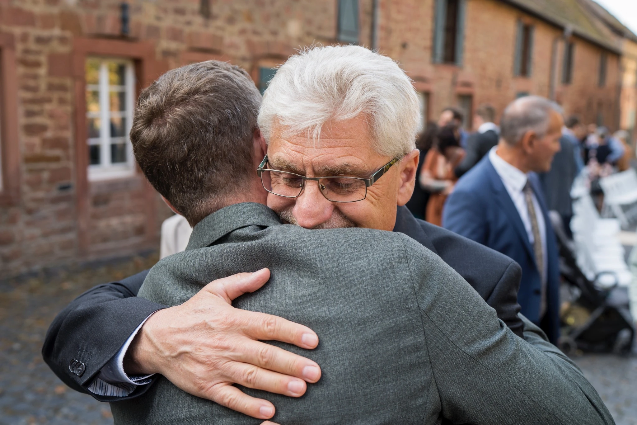 Tobias wird von seinem Vater herzlich zur Hochzeit beglückwünscht