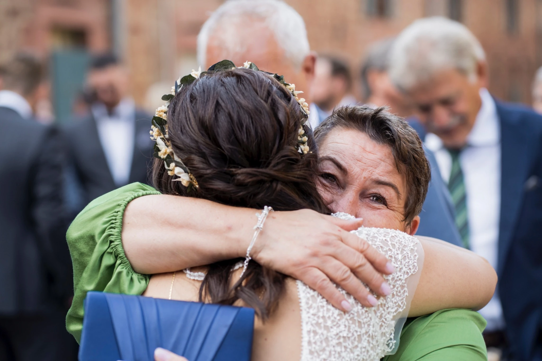 Emotionale Umarmung einer Gästin mit Sabrina nach der Trauung