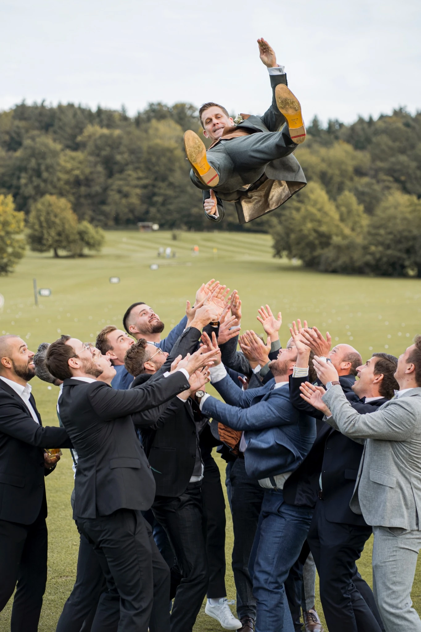 Freunde werfen Tobias ausgelassen in die Luft