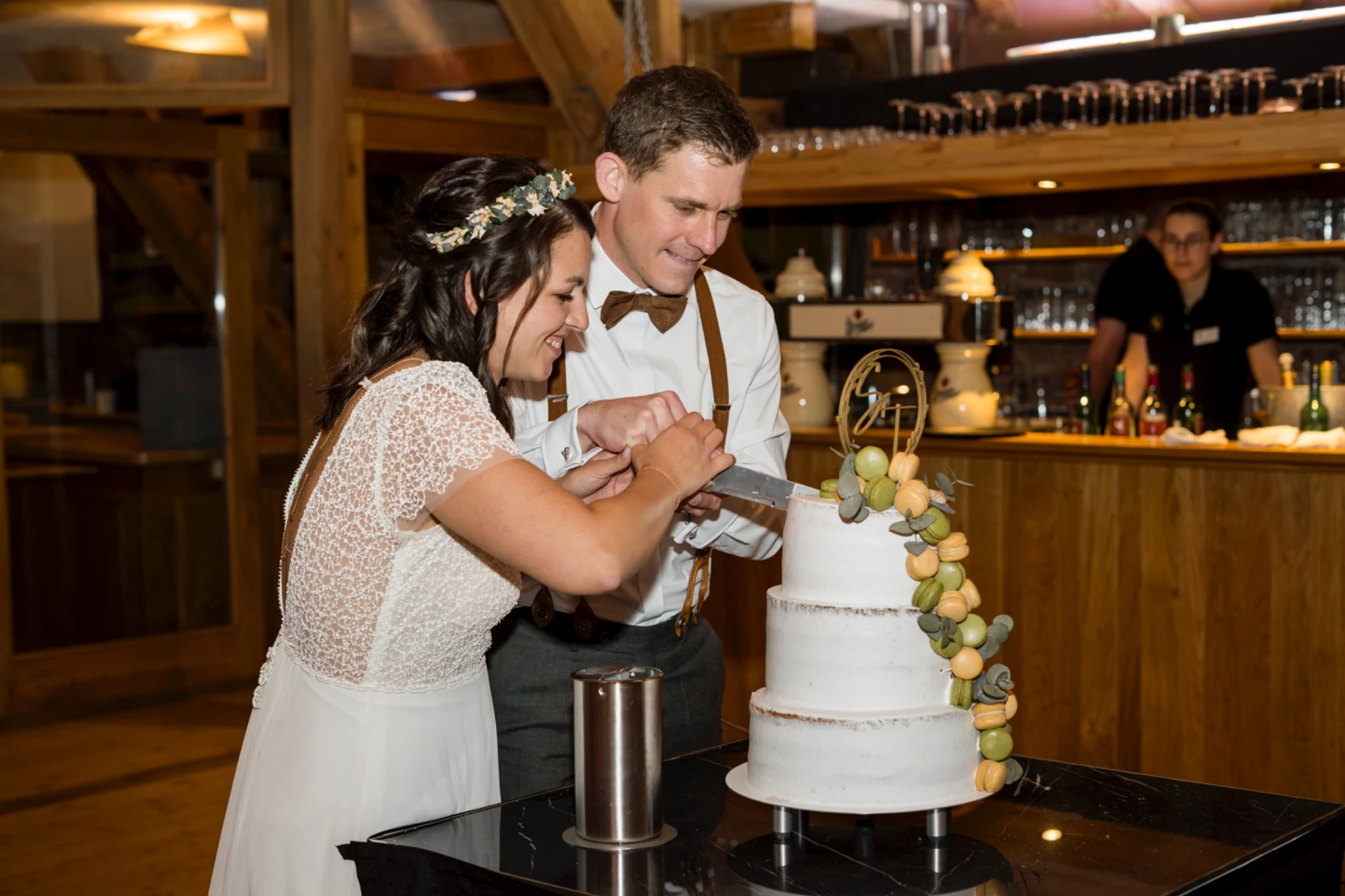 Sabrina und Tobias schneiden gemeinsam die Hochzeitstorte an