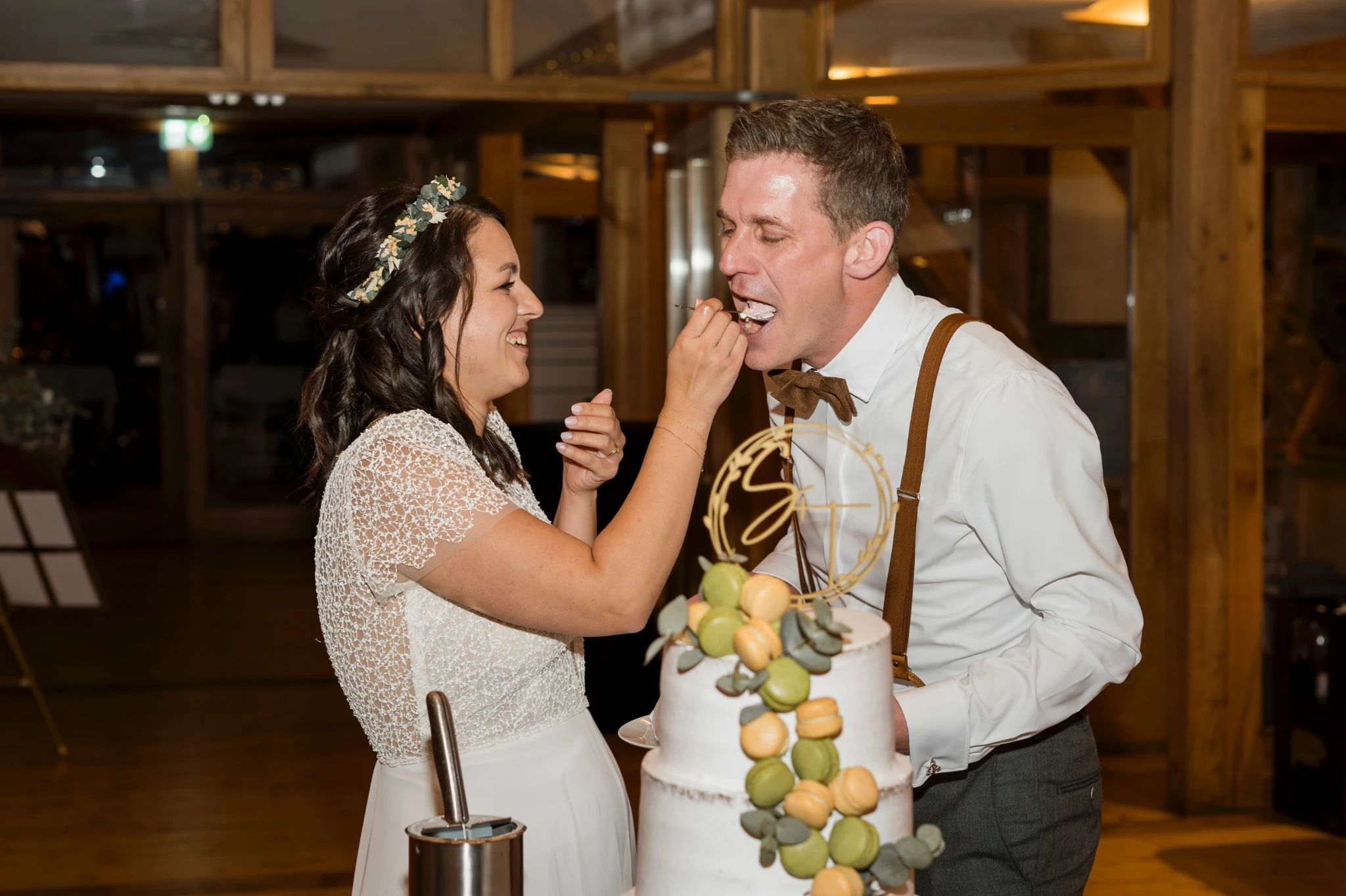 Sabrina füttert Tobias mit einem Stück Hochzeitstorte