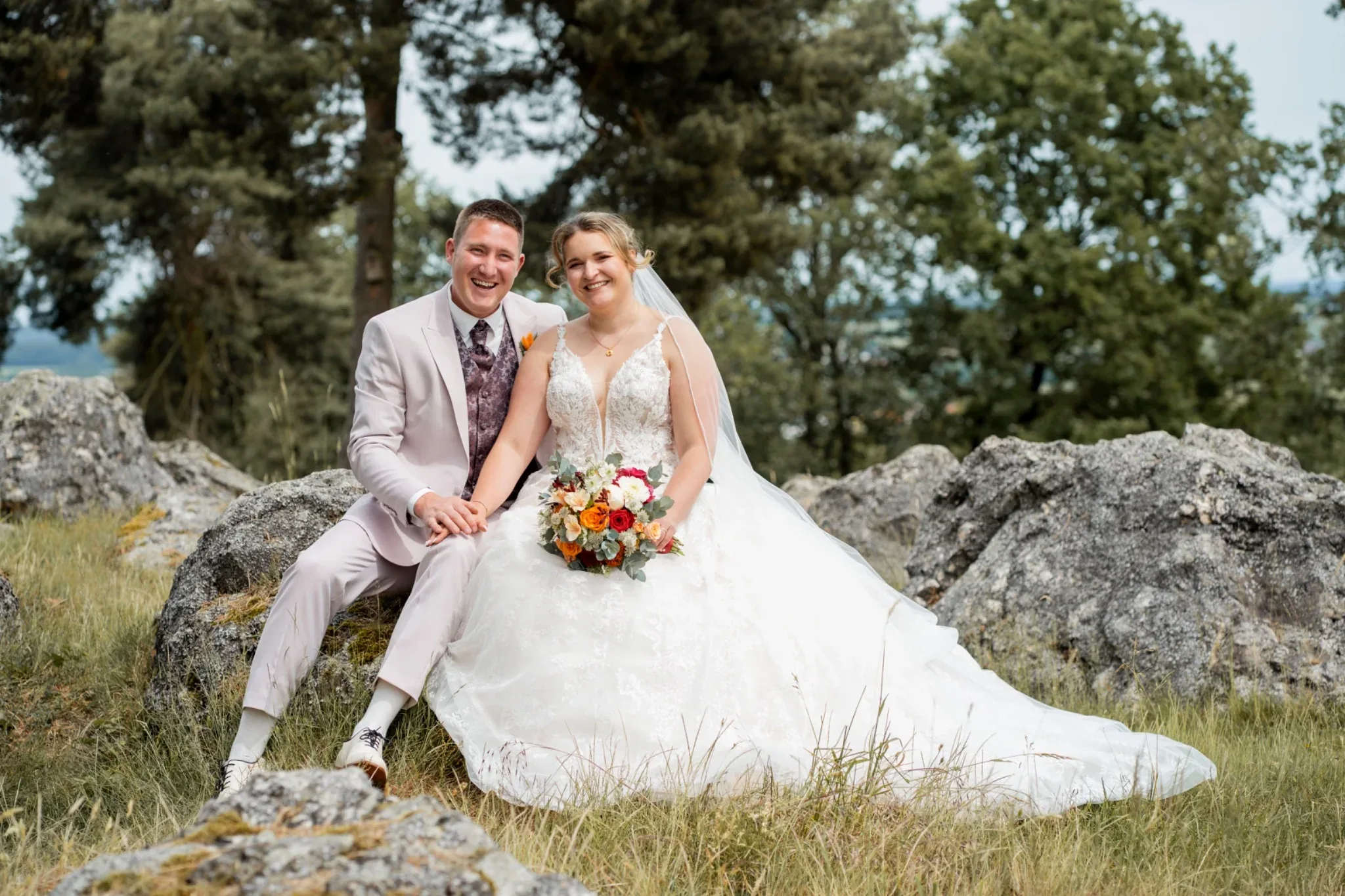 Lachendes Brautpaar Franziska und Holger beim Paarshooting in Wölfersheim