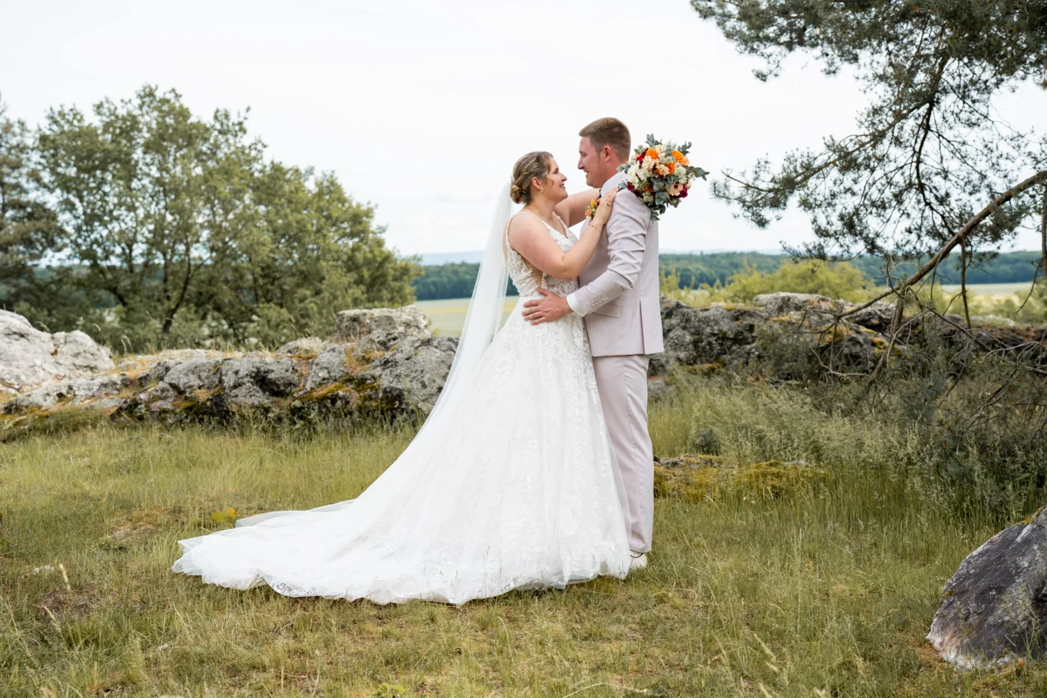 Franziska und Holger beim natürlichen Paarshooting in der Landschaft bei Wölfersheim