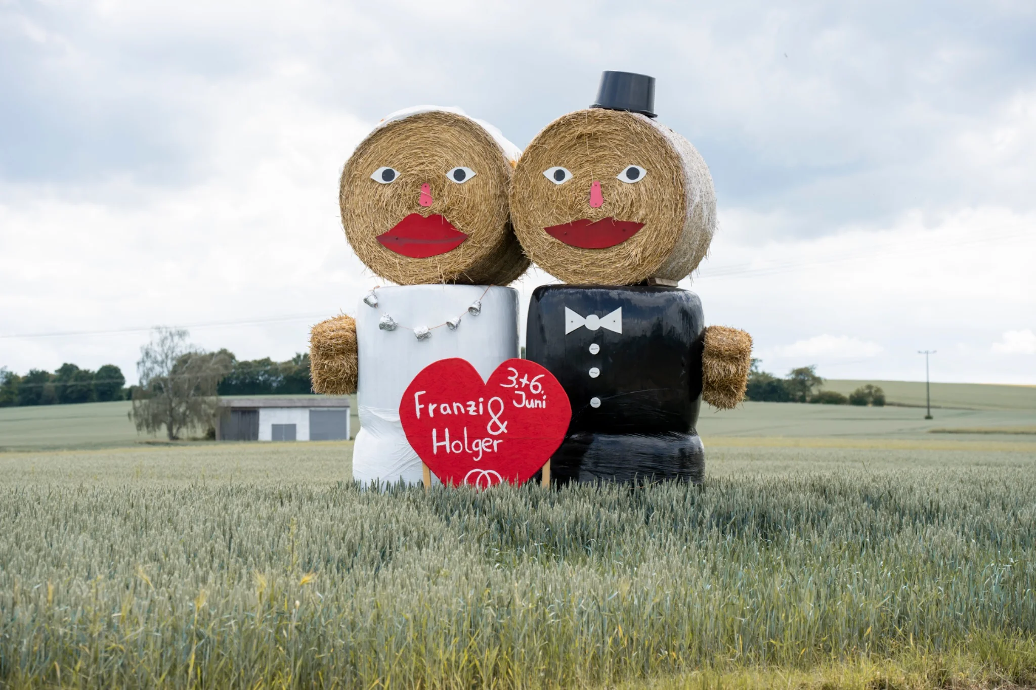 Franziska und Holger am Hochzeits-Oldtimer