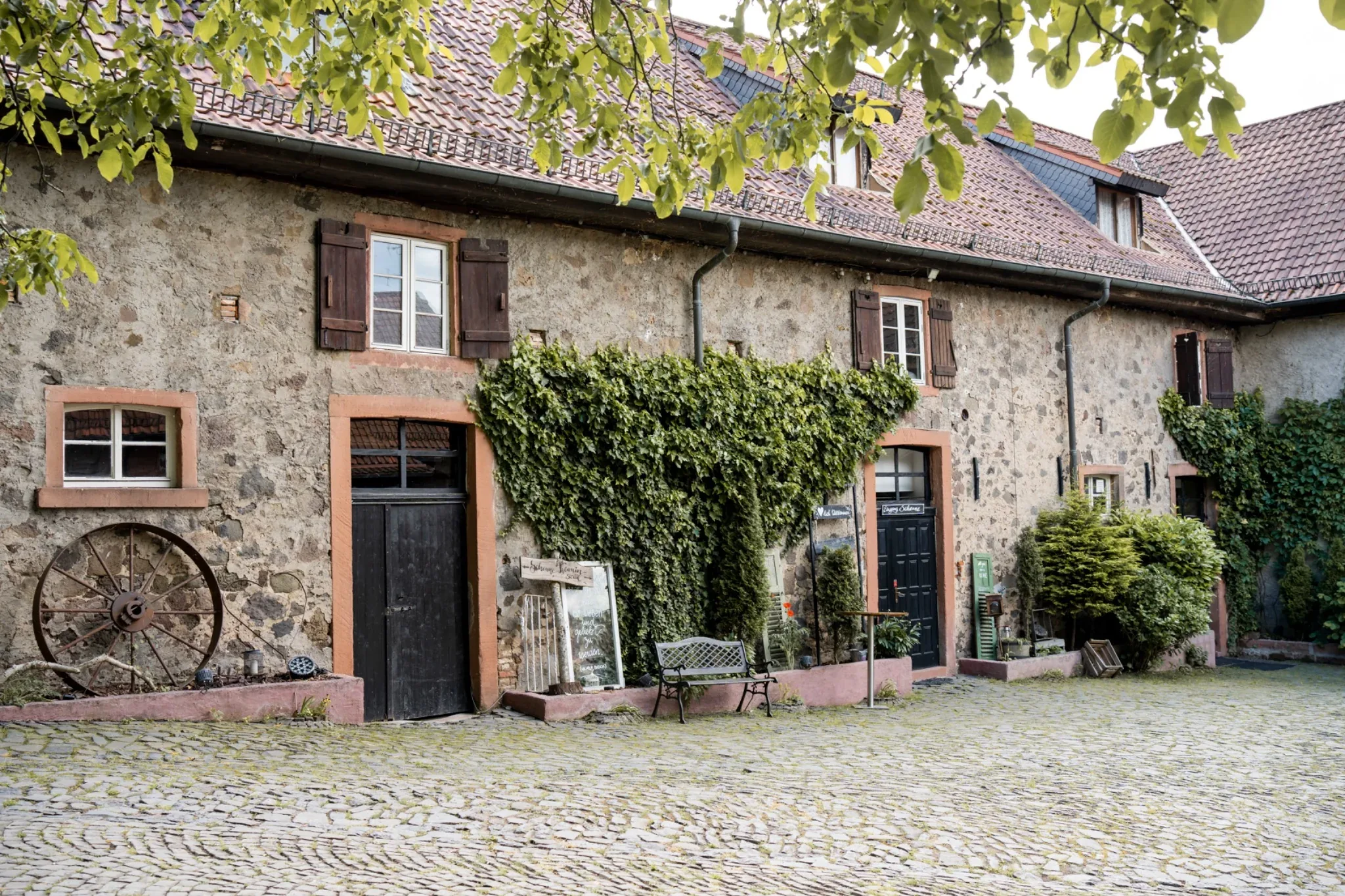 Franziska und Holger feiern auf ihrem Oldtimer vor der Obermühle