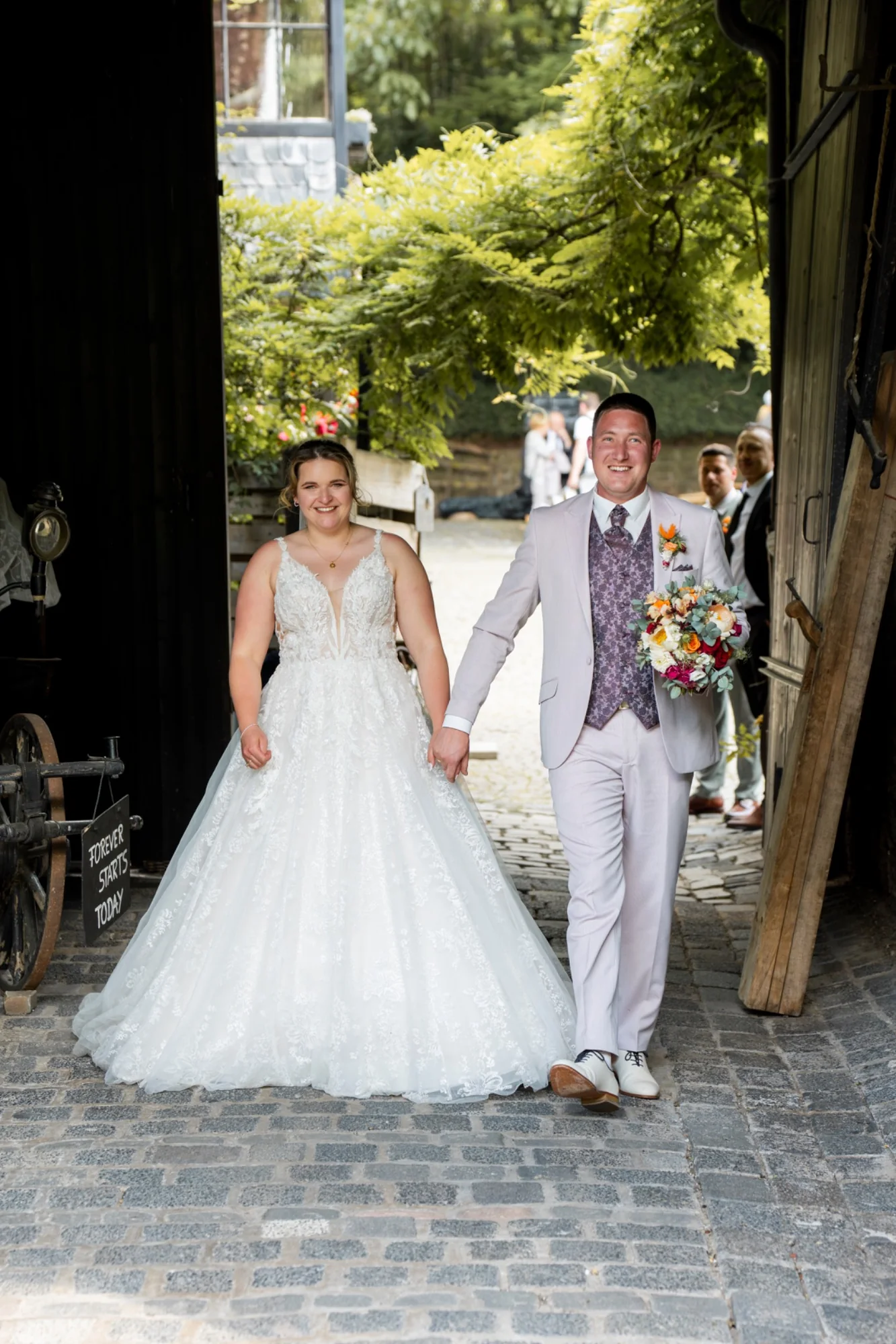 Franziska und Holger mit ihren Trauzeugen im Grünen