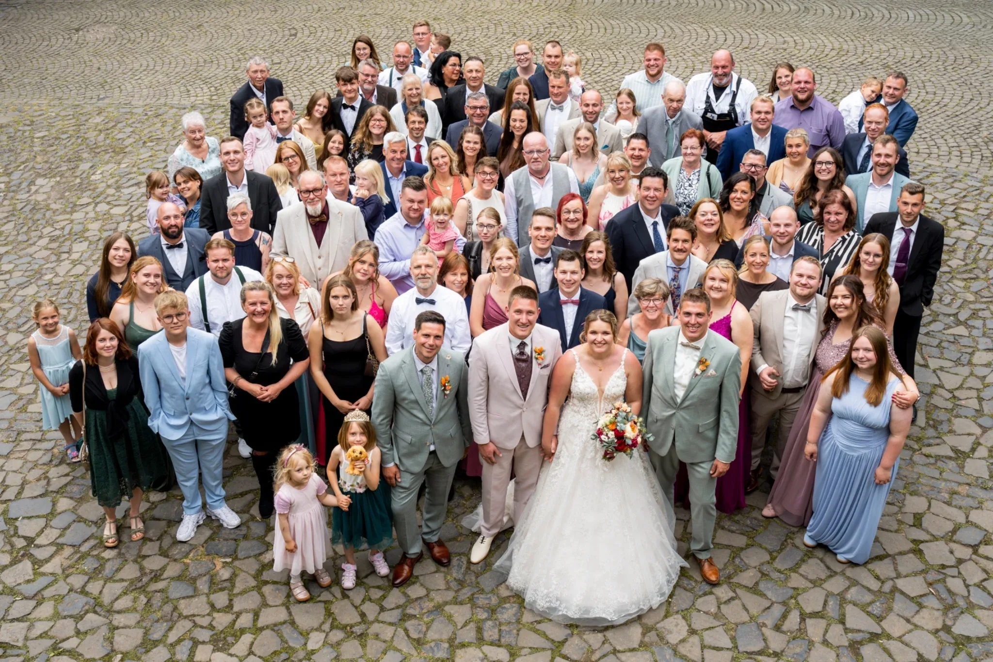 Großes Gruppenfoto der Hochzeitsgesellschaft von Franziska und Holger
