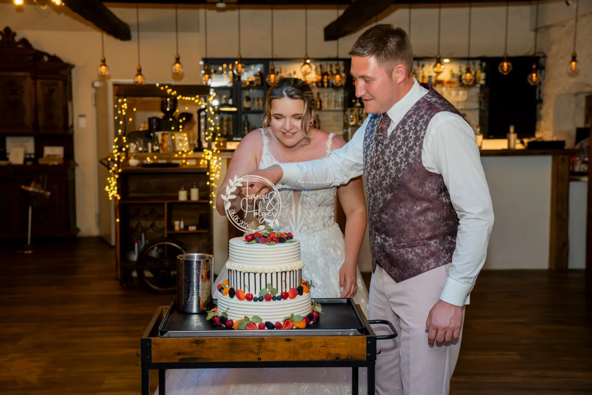 Franziska und Holger schneiden ihre Hochzeitstorte an