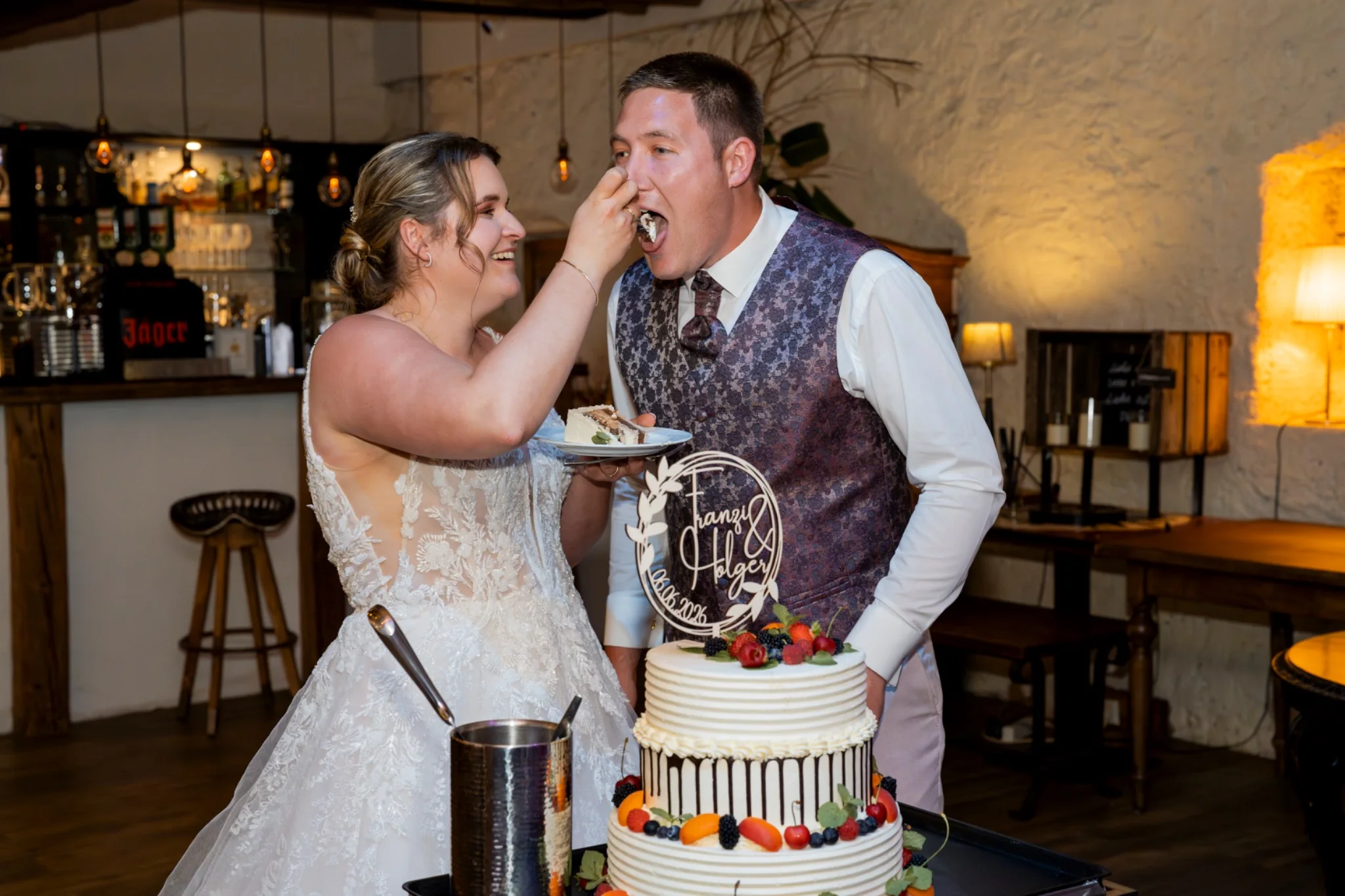 Holger füttert Franziska mit Hochzeitstorte