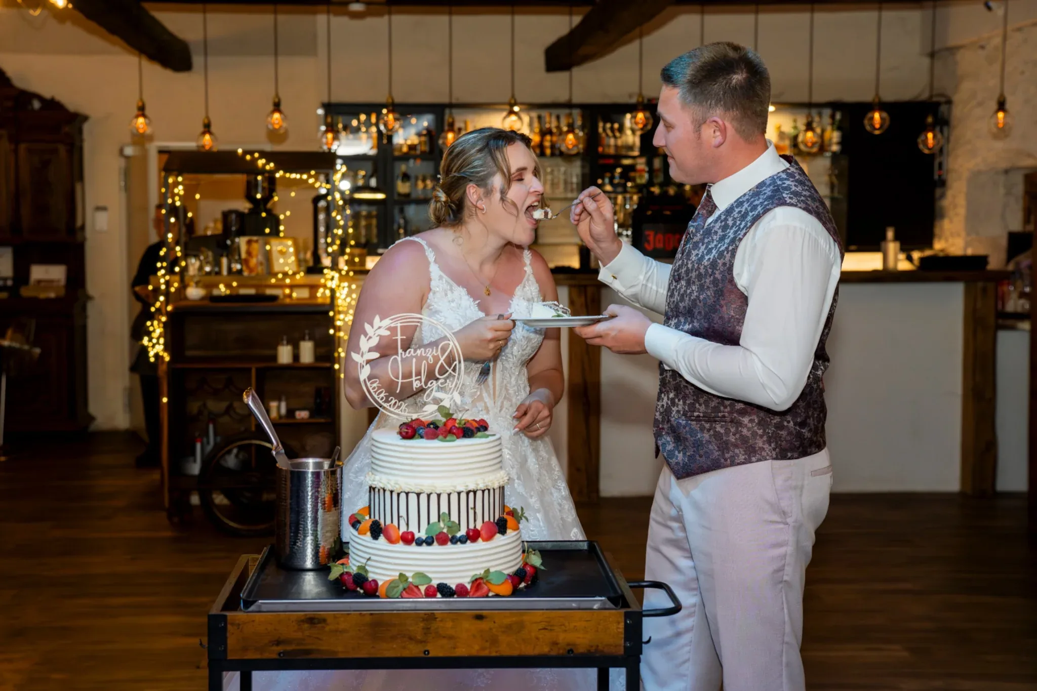 Franziska füttert Holger mit Hochzeitstorte