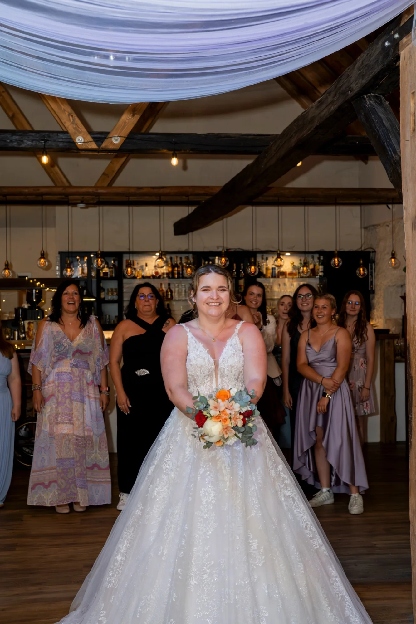 Hochzeitstorte von Franziska und Holger mit Lichterketten im Hintergrund
