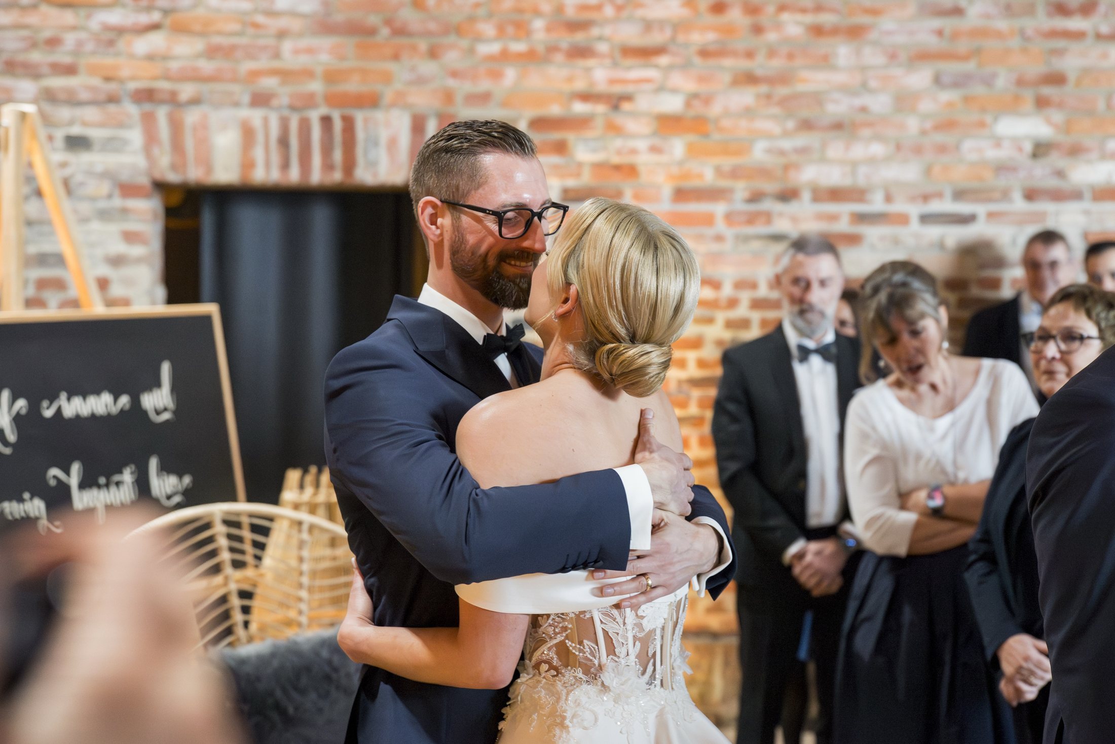Erste Umarmung von Lisa und Yannick während der Trauung im Sippelshof Fulda