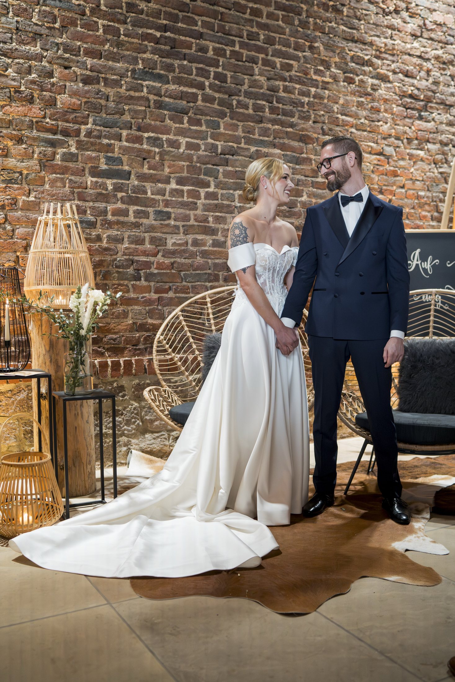 Lisa und Yannick vor der warmen Backsteinkulisse ihrer Trauung im Sippelshof Fulda