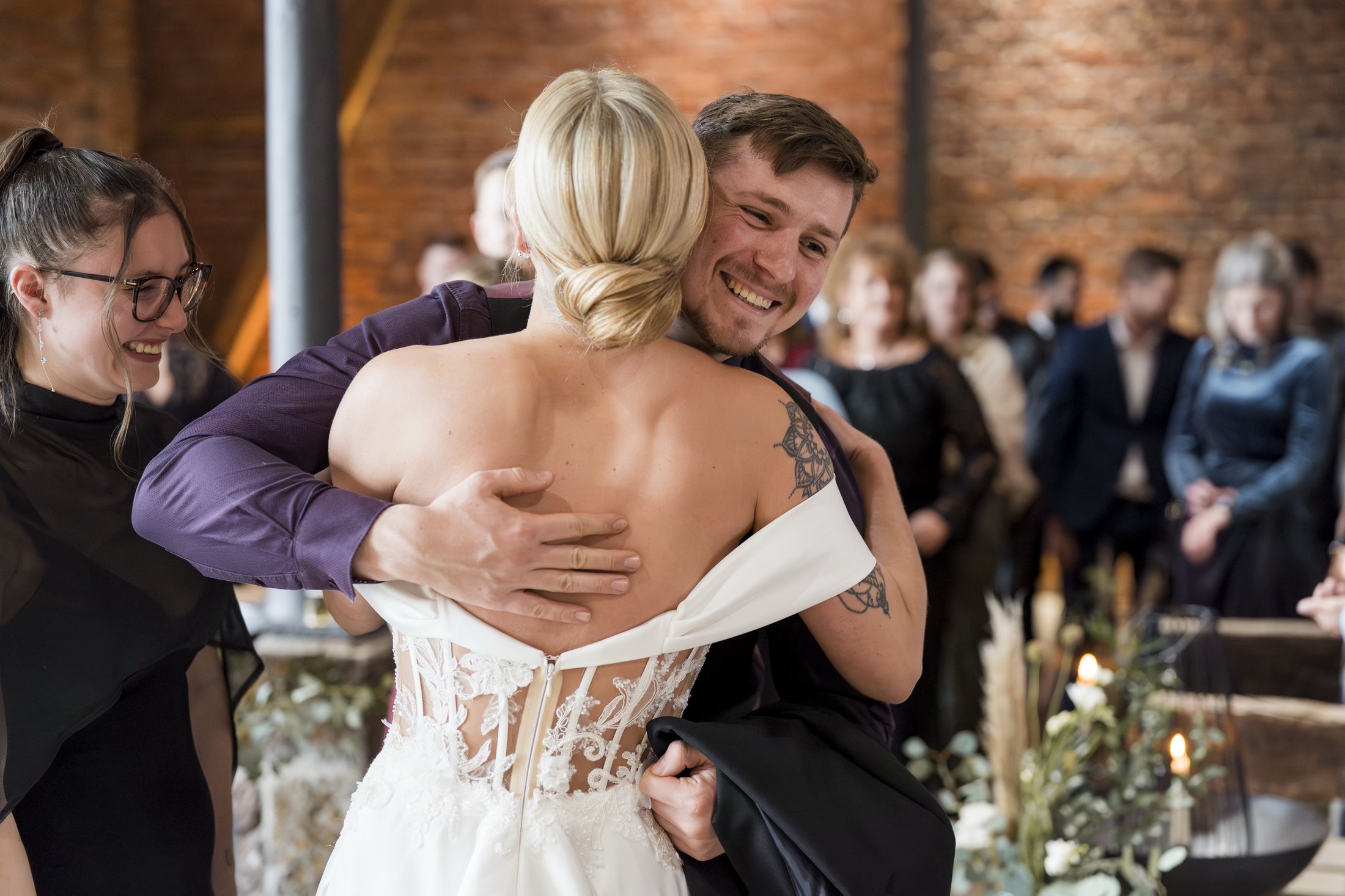 Emotionale Gratulation bei der Winterhochzeit im Sippelshof Fulda