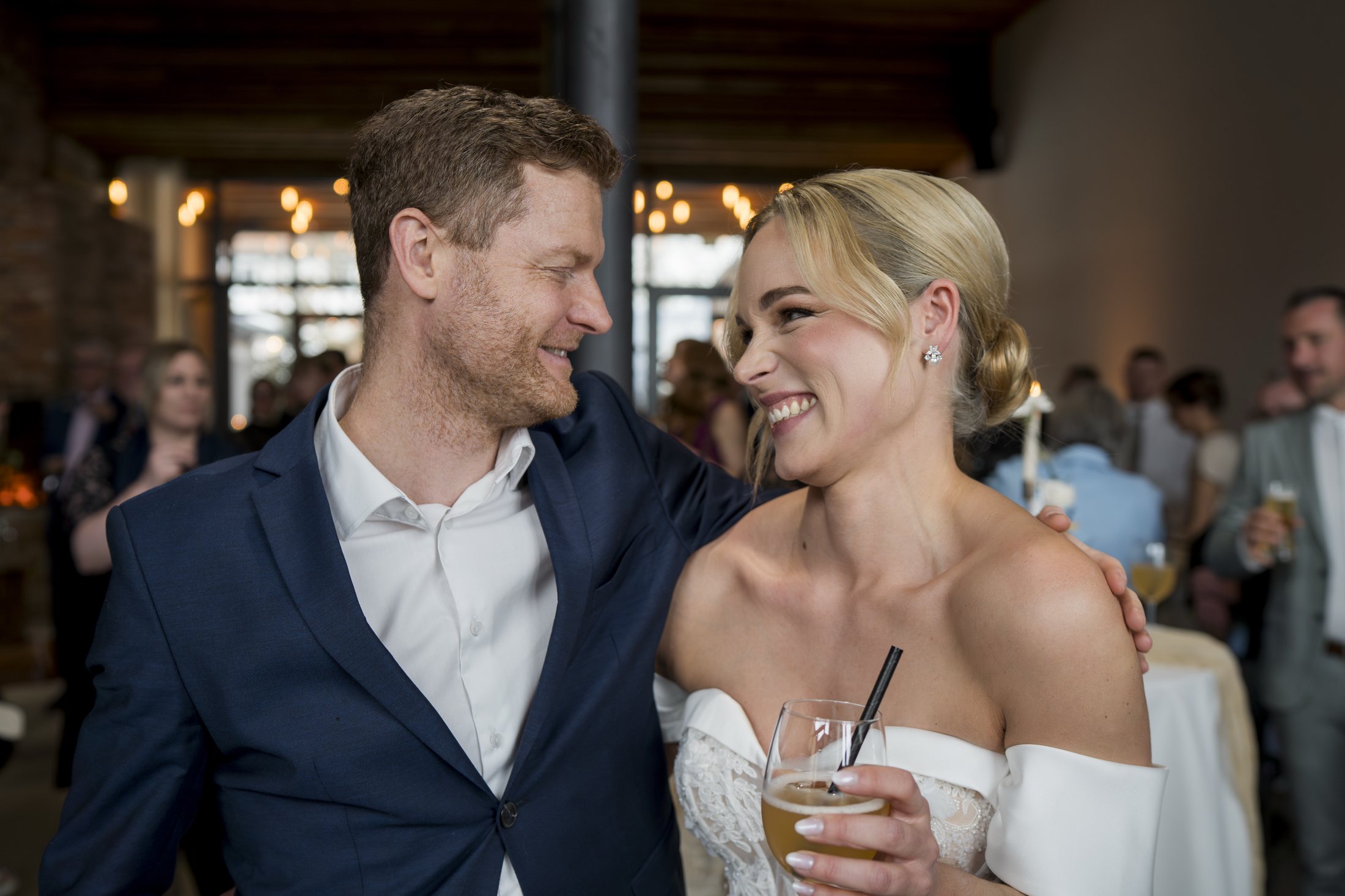 Lisa und Yannick lachen gemeinsam bei ihrer Feier im Sippelshof Fulda