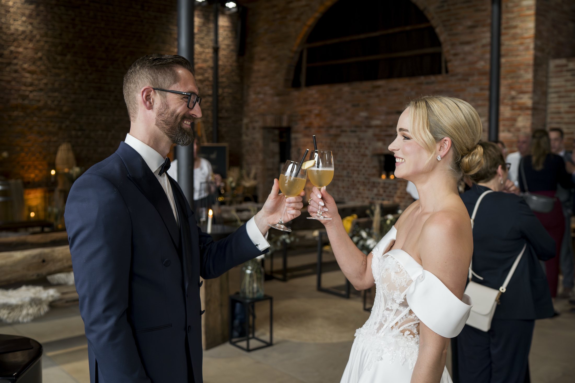 Lisa und Yannick stoßen im Sippelshof Fulda auf ihre Hochzeit an
