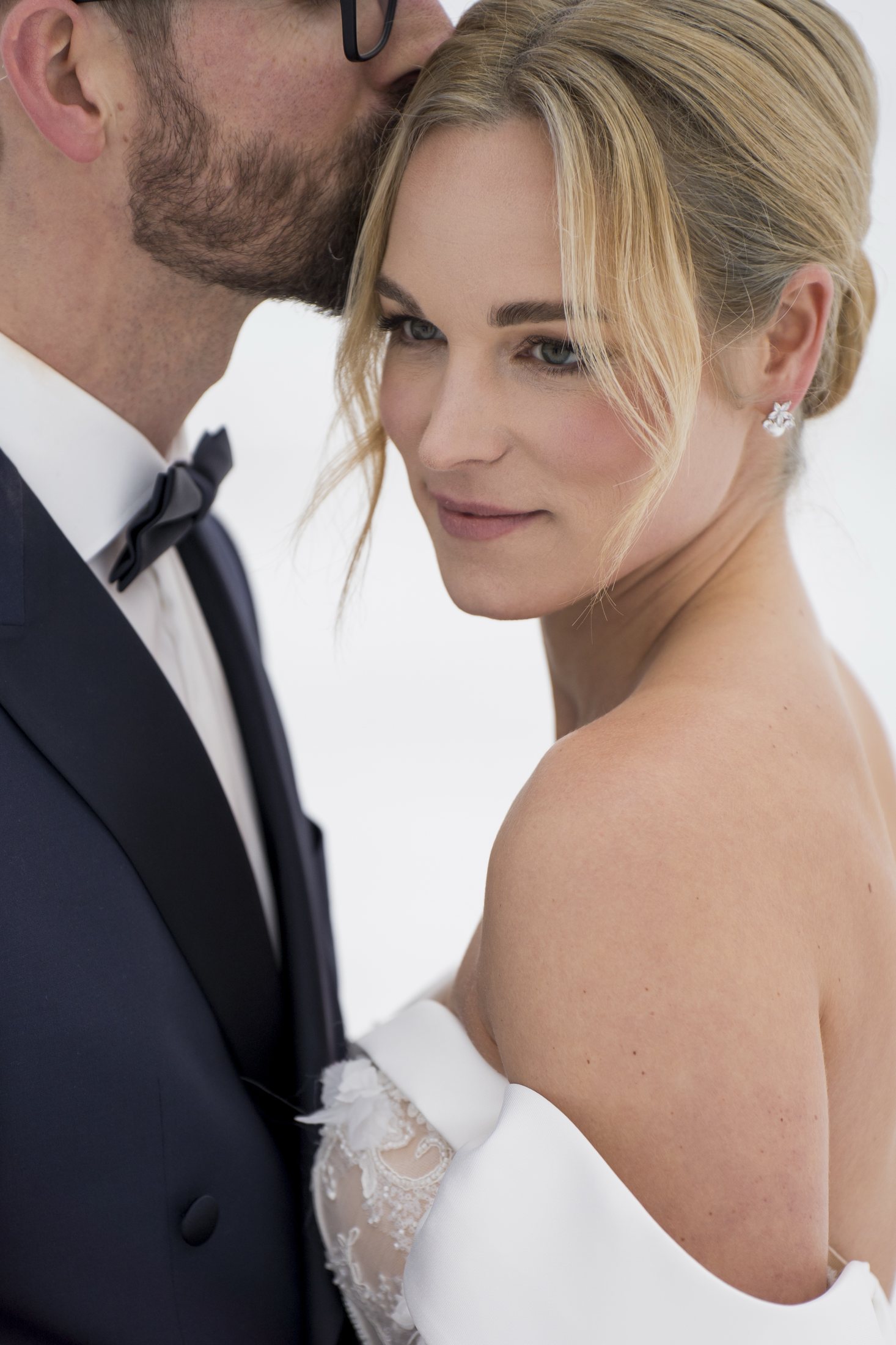 Nahes Brautportrait von Lisa beim Wintershooting im Schnee