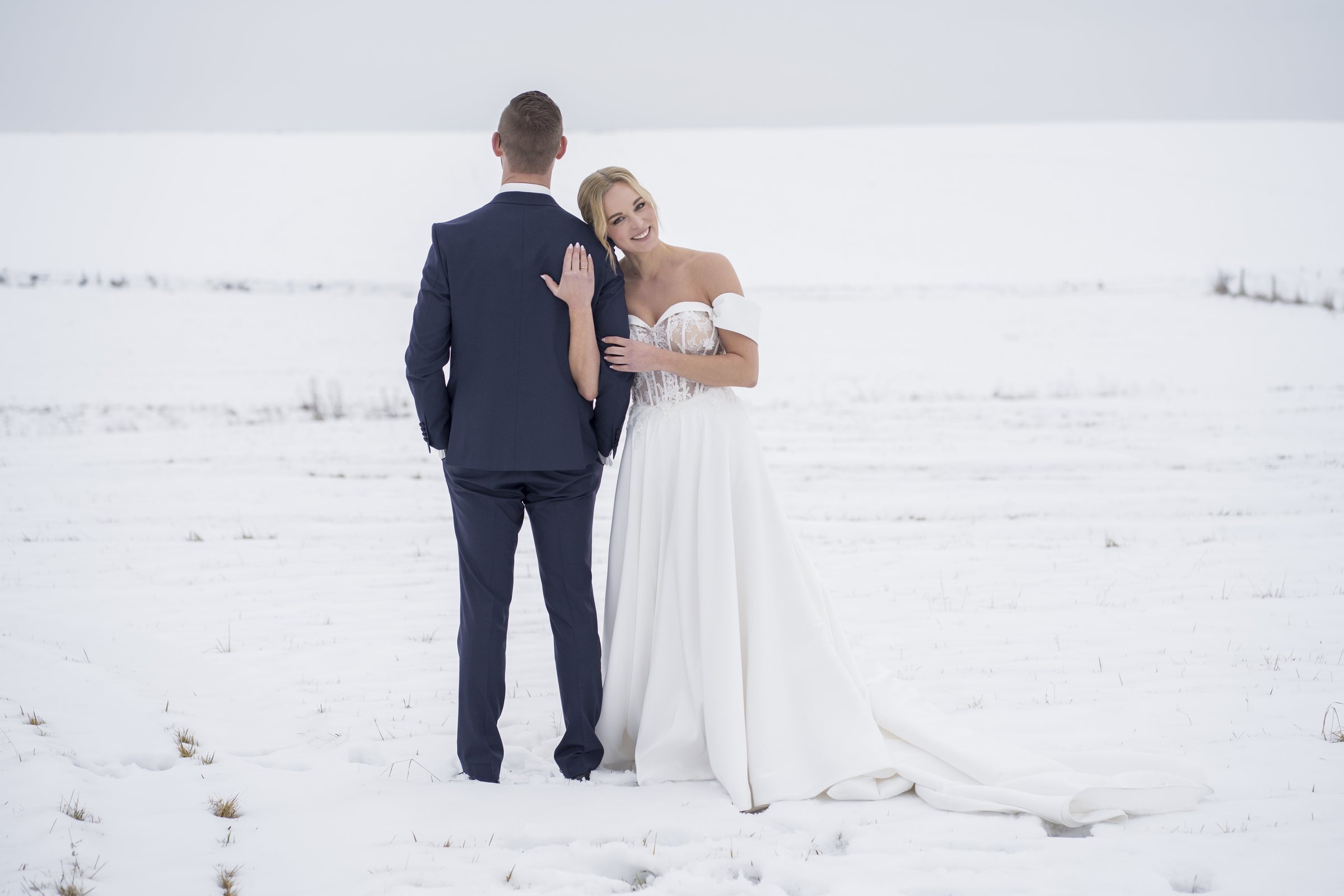 Lisa und Yannick beim Paarshooting in der verschneiten Landschaft nahe Fulda