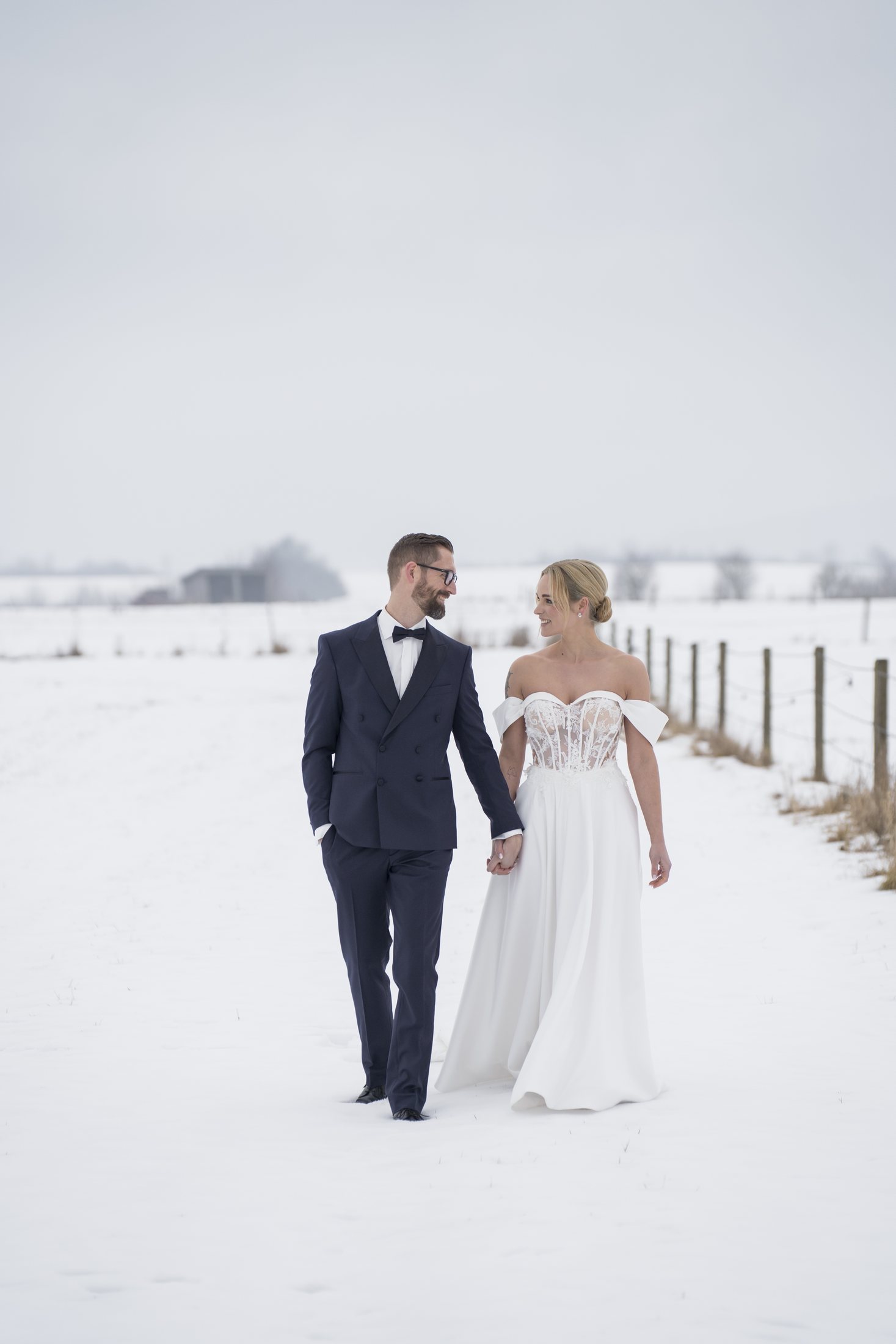 Natürliches Brautpaarfoto von Lisa und Yannick im Schnee