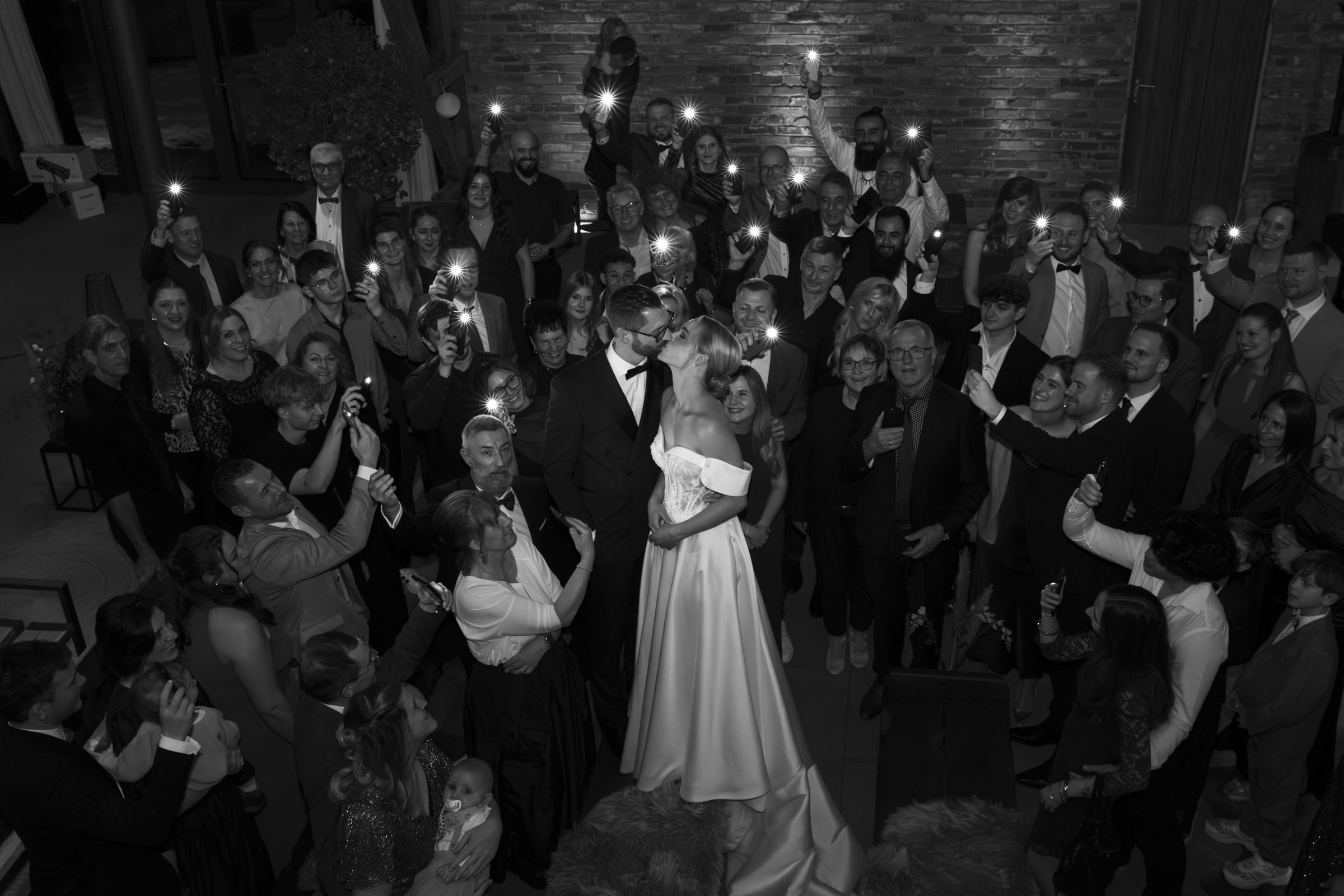 Lisa und Yannick bei ihrer Winterhochzeit im Sippelshof Fulda bei einem stimmungsvollen Gruppenfoto am Abend