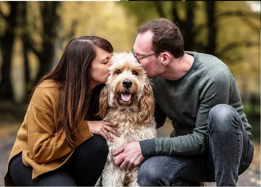 Vanessa und Tobi küssen ihren Hund Tayo